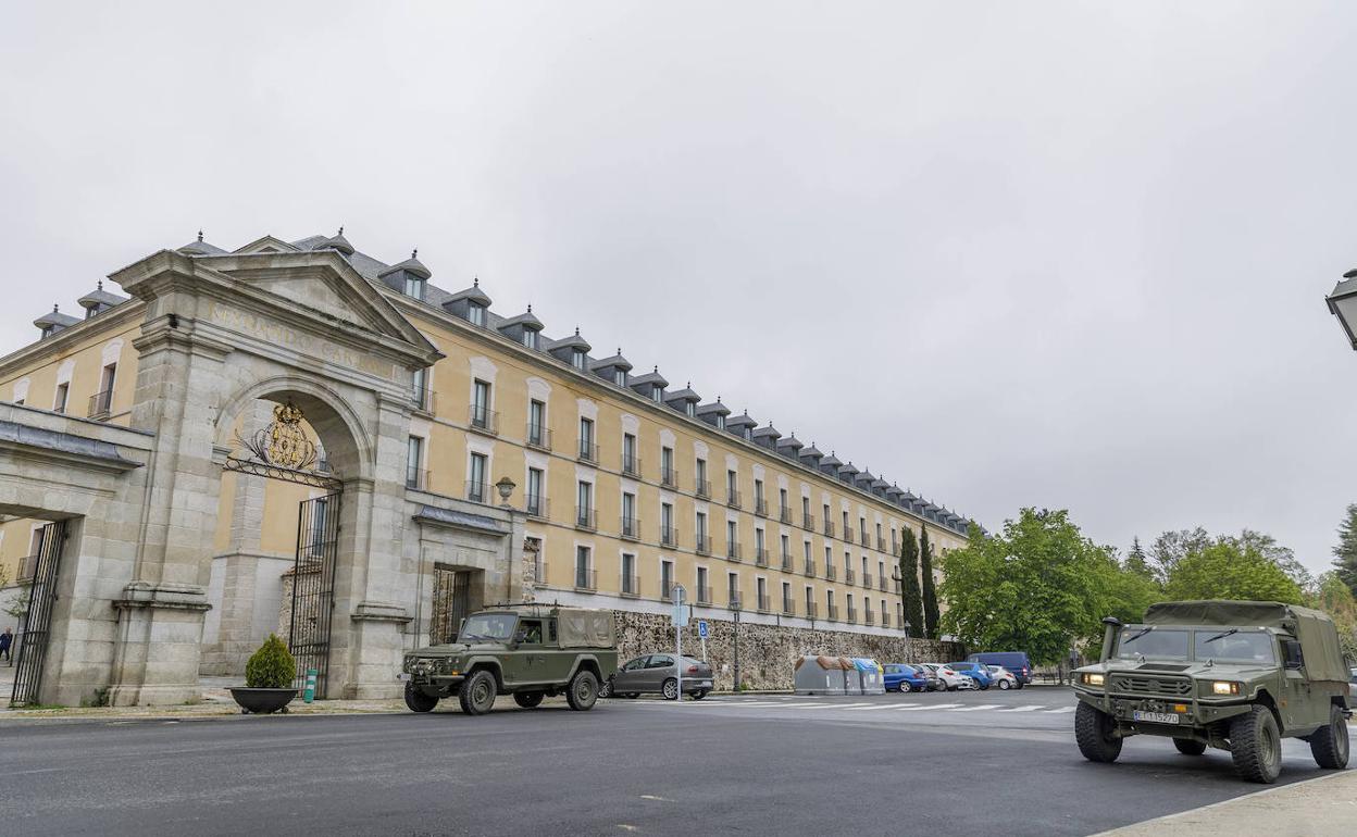 Dos patrullas militares ante la Puerta de la Reina Victoria. 