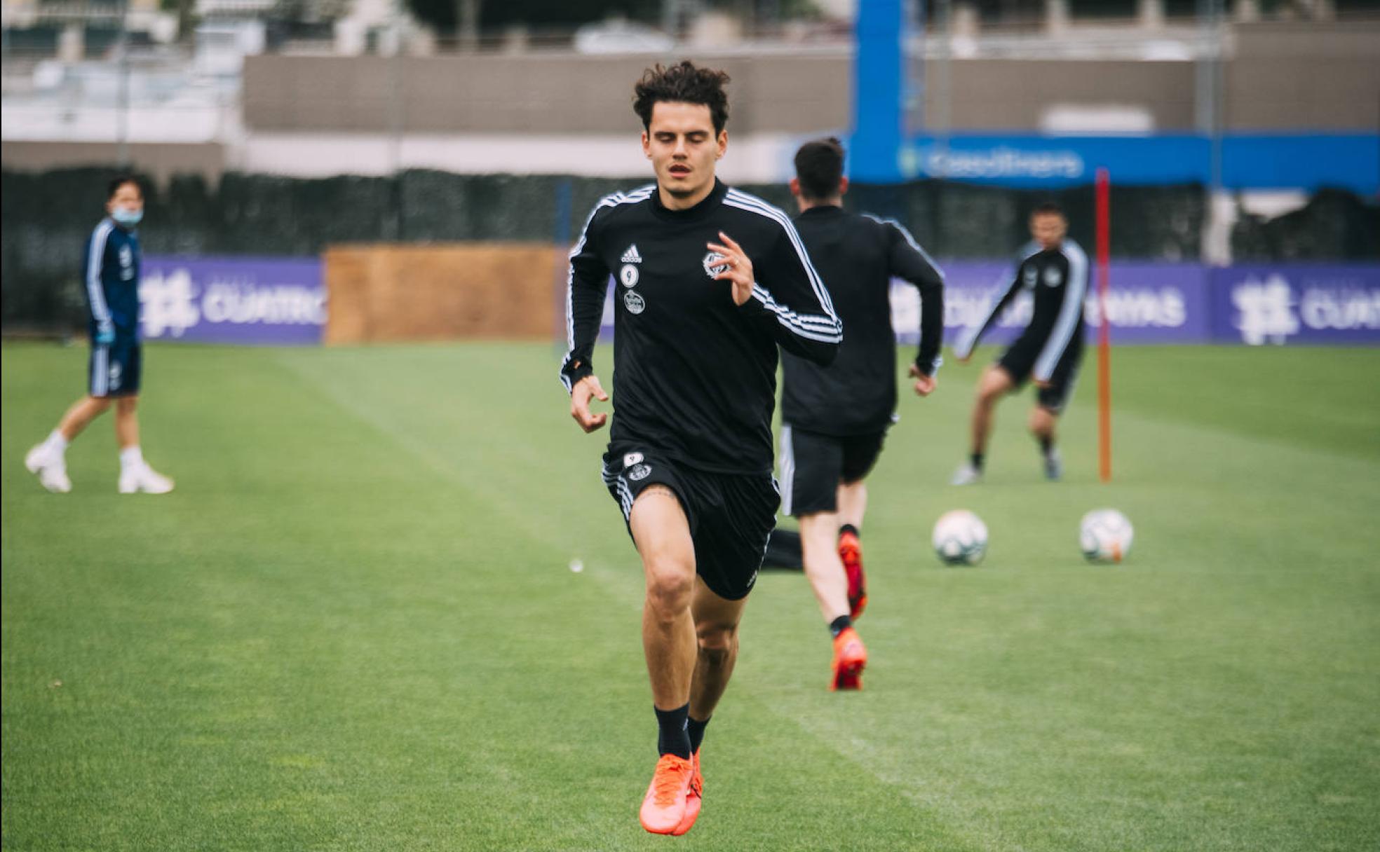 Ünal esprinta durante el entrenamiento del miércoles. 