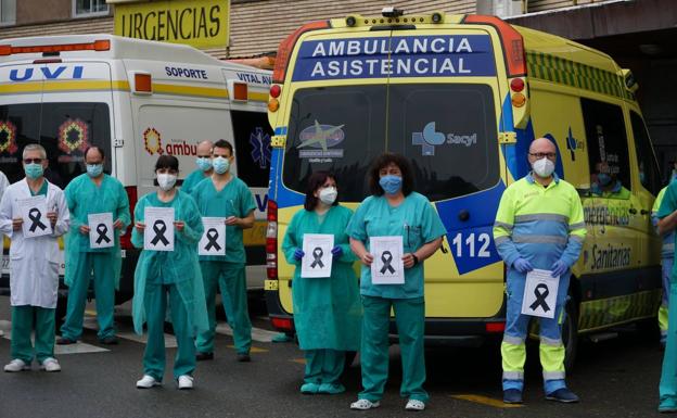 Los sanitarios salmantinos recuerdan a sus compañeros fallecidos durante la pandemia