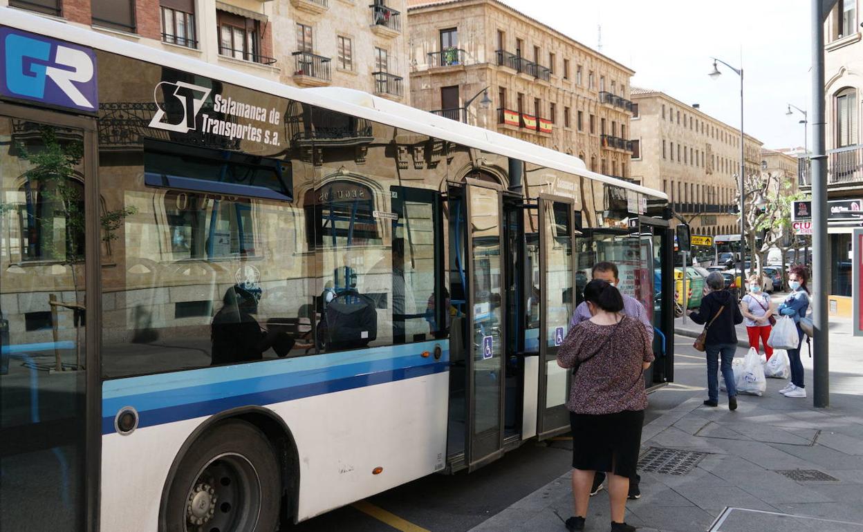 Un autobús en una parada de la capital