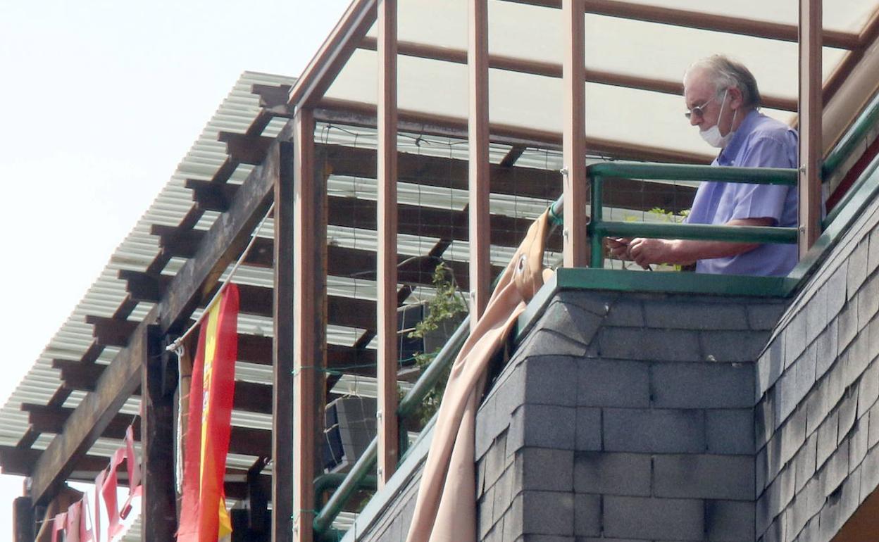 El anciano, en su terraza de la calle Embajadores el día del tiroteo.