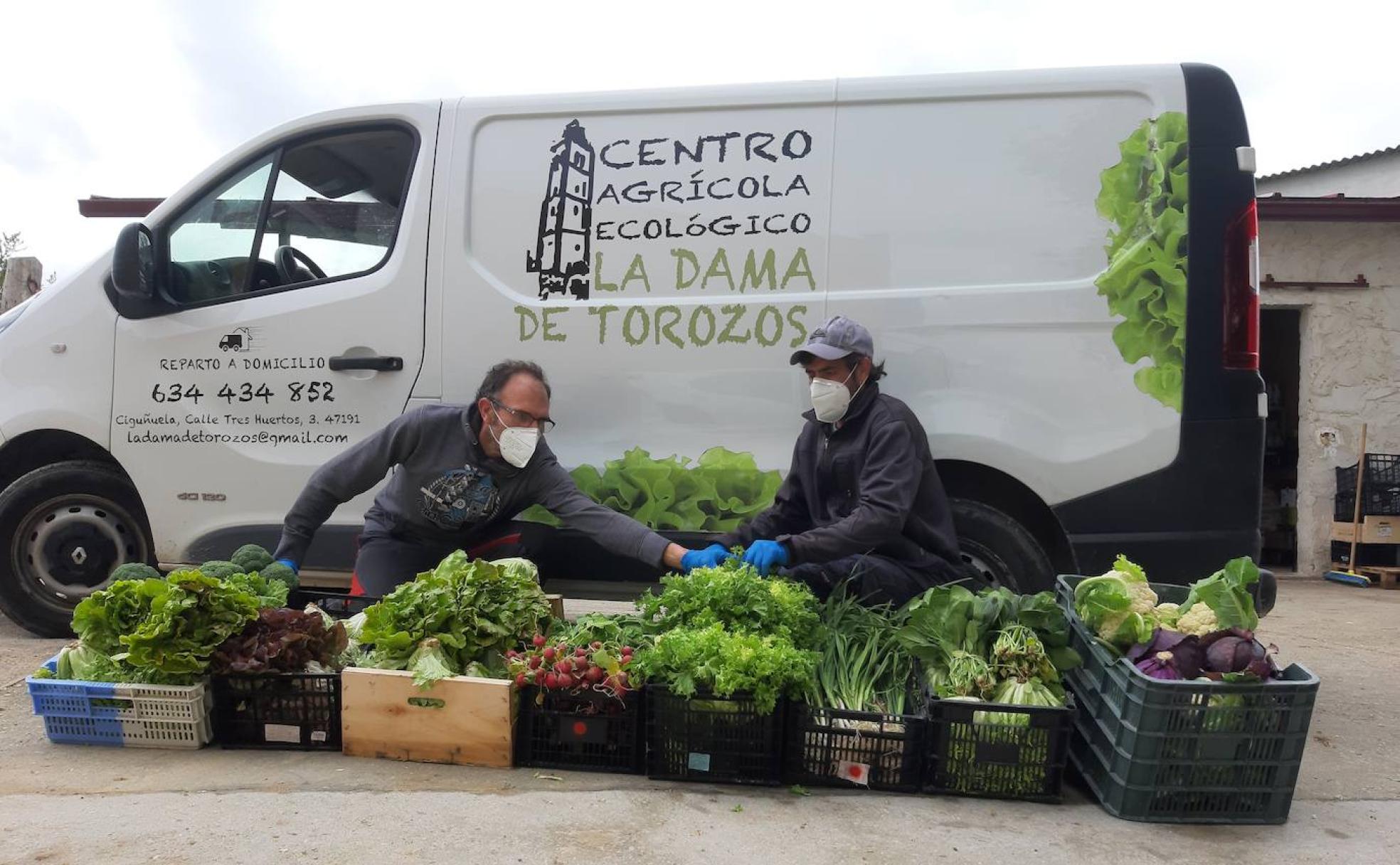 Los hermanos López, preparando su verdura ecológica. 