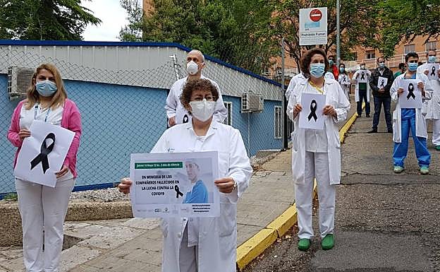 El Foro de la Profesión Médica homenajea a los sanitarios fallecidos por el coronavirus