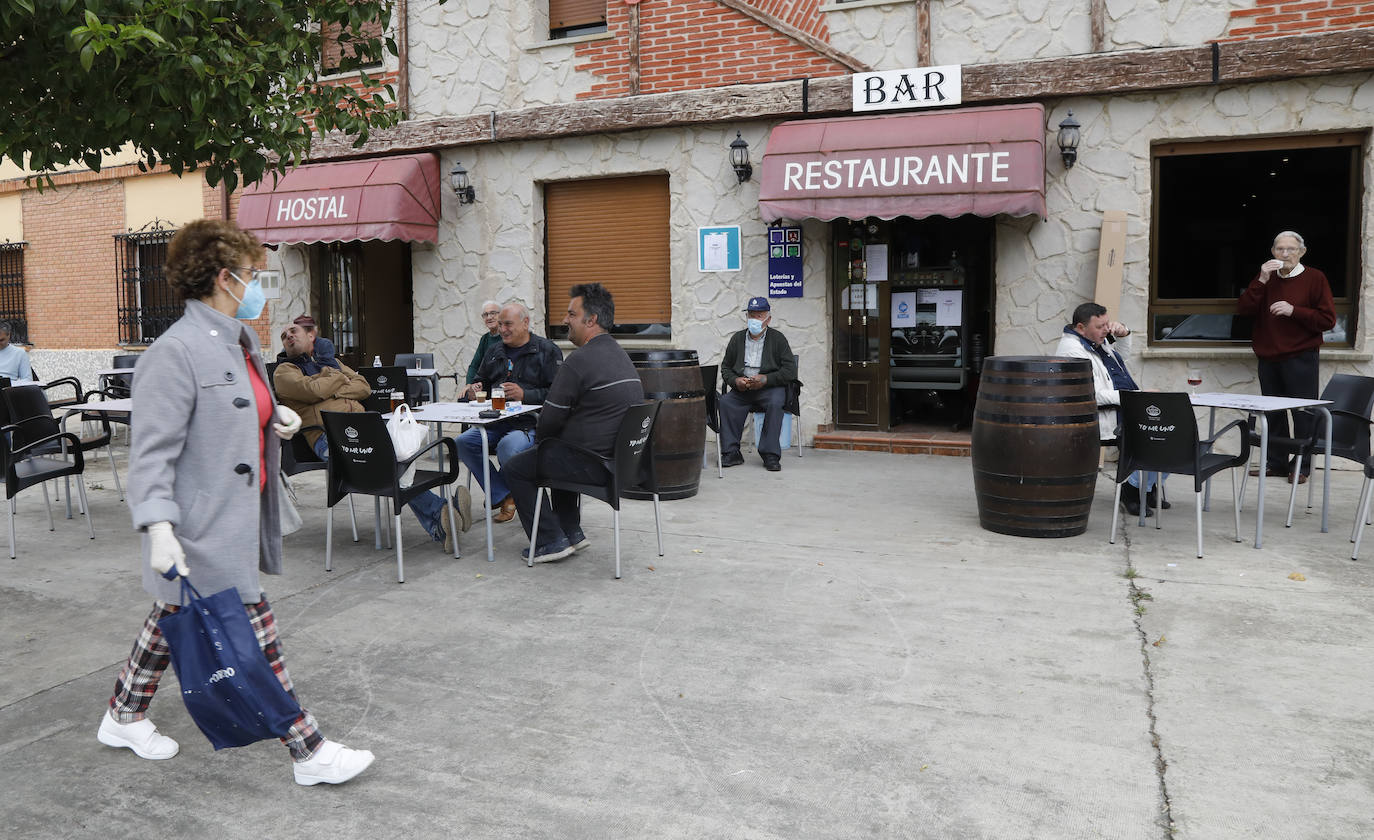 Una mujer pasa delante de una terraza de hostelería, el lunes en Torquemada. 