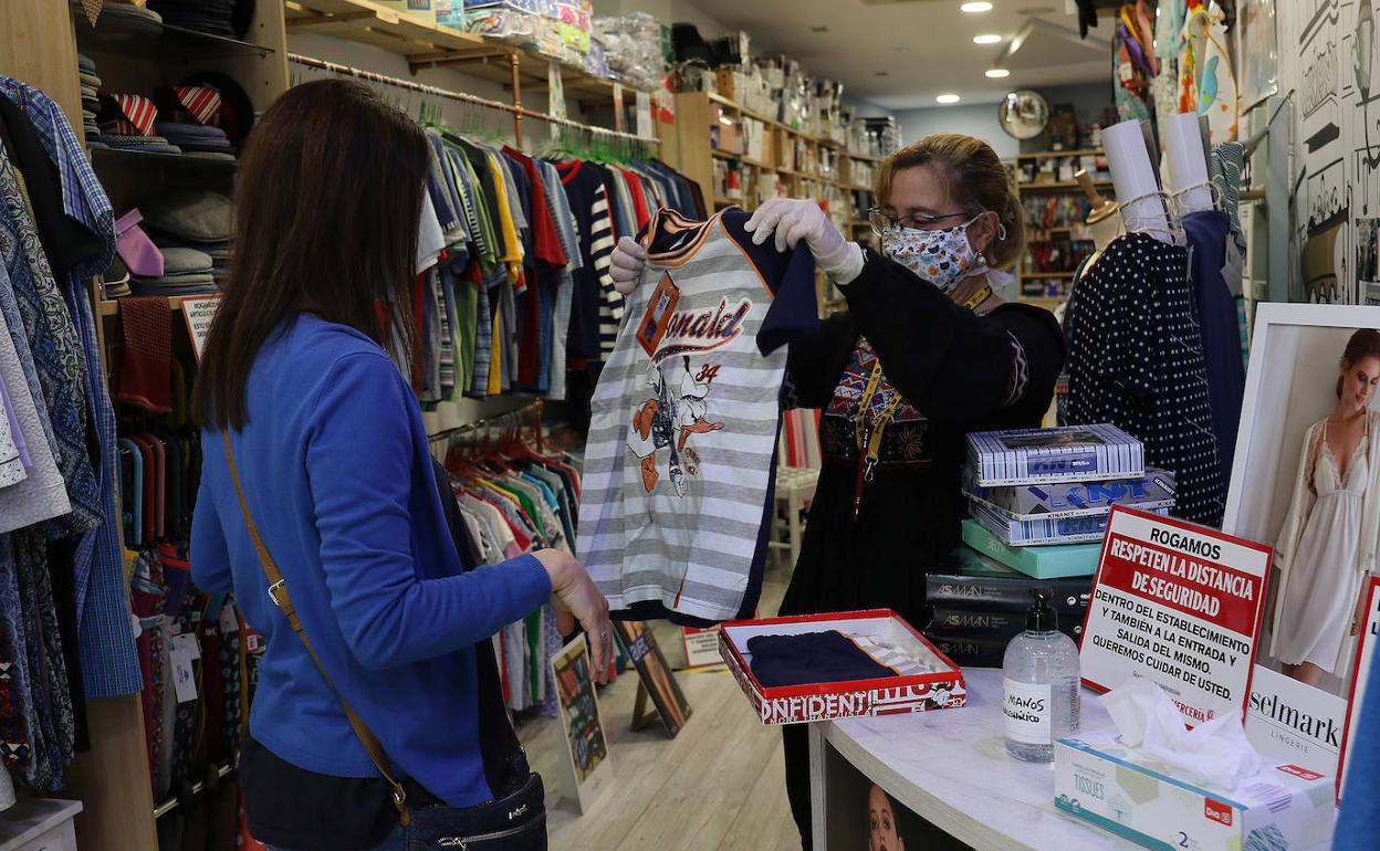 Rosa Barbero atiende con cita previa en su mercería de la calle Mantería el pasado 5 de mayo. 