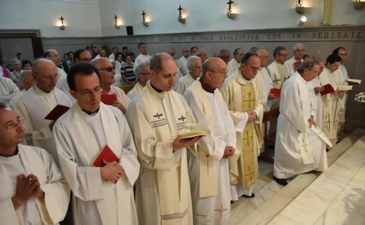 Sacerdotes salmantinos, junto al obispo.