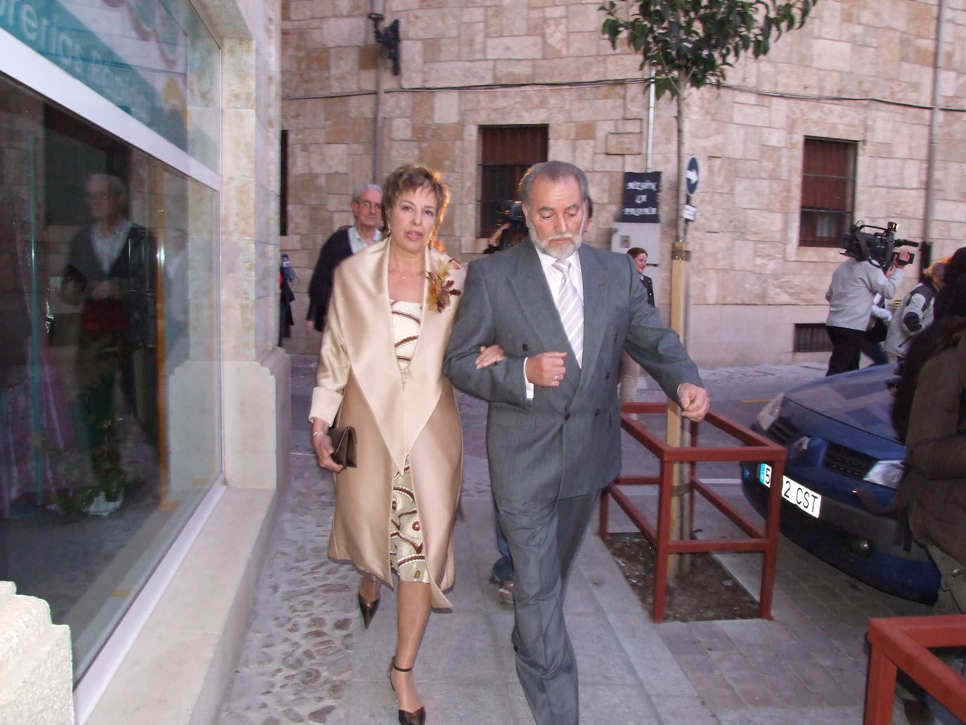 El ex coordinador general de Izquierda Unida Julio Anguita, de 66 años, y su pareja, María Agustina Martín Caño se dirigen al salón de plenos del Ayuntamiento de Ciudad Rodrigo para contraer matriomio en 2007.