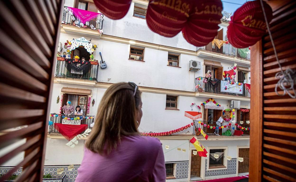 Vecinos de Jerez de la Frontera en sus balcones.