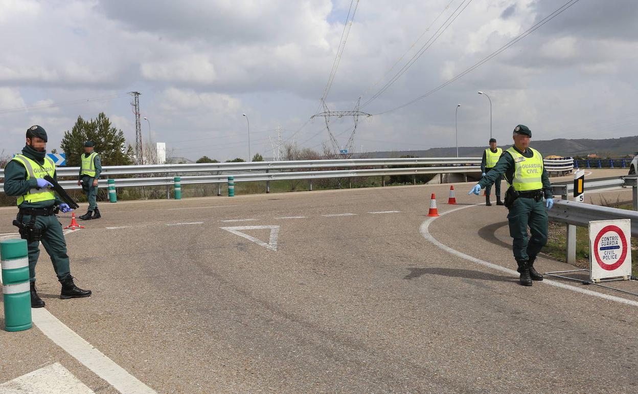 Control de la Guardia Civil en una salida de Palencia durante el estado de alarma.