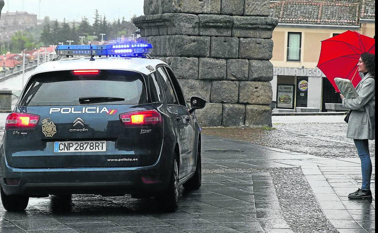 Una patrulla de la Policía Nacional junto al Acueducto. 