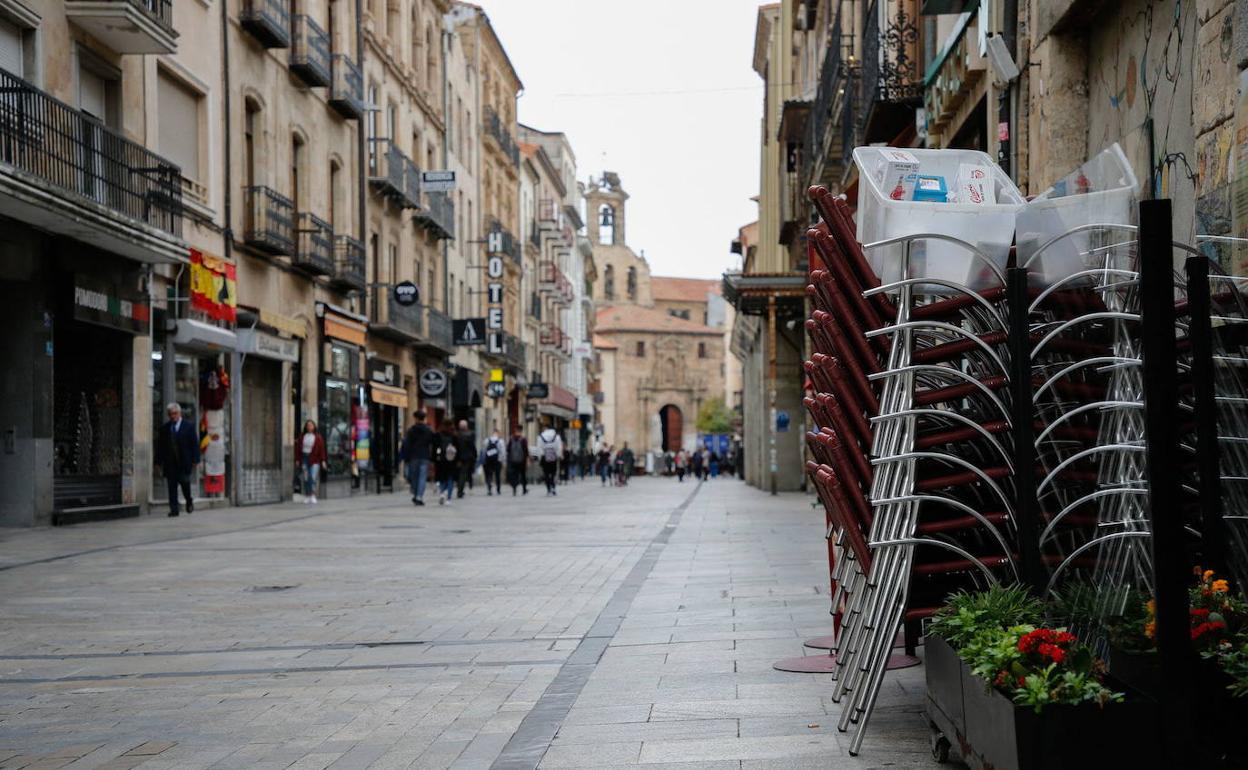 Terrazas y comerciantes de La Rúa chocan en sus intereses