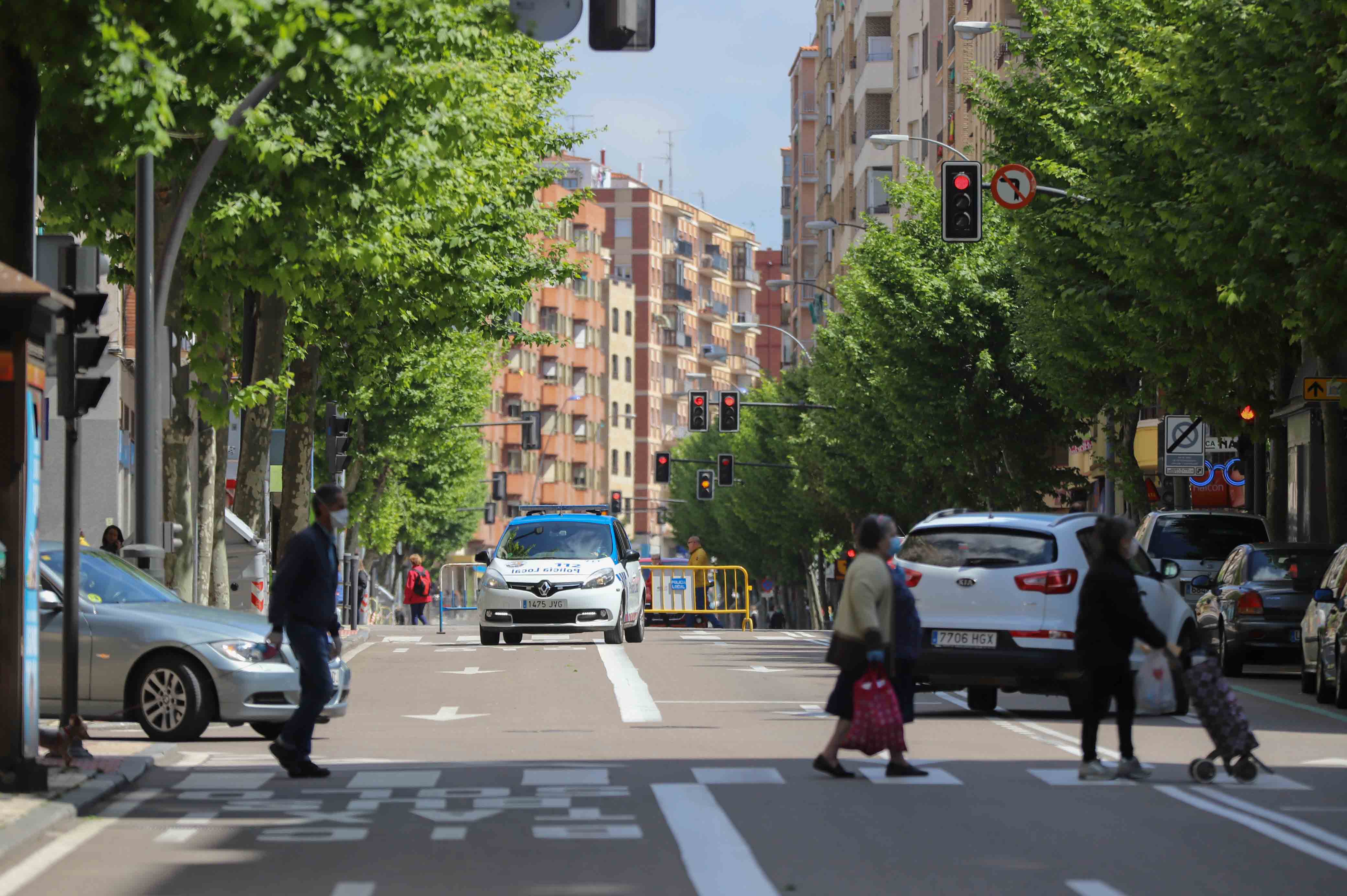 Peatones caminan por las calles de Salamanca. 