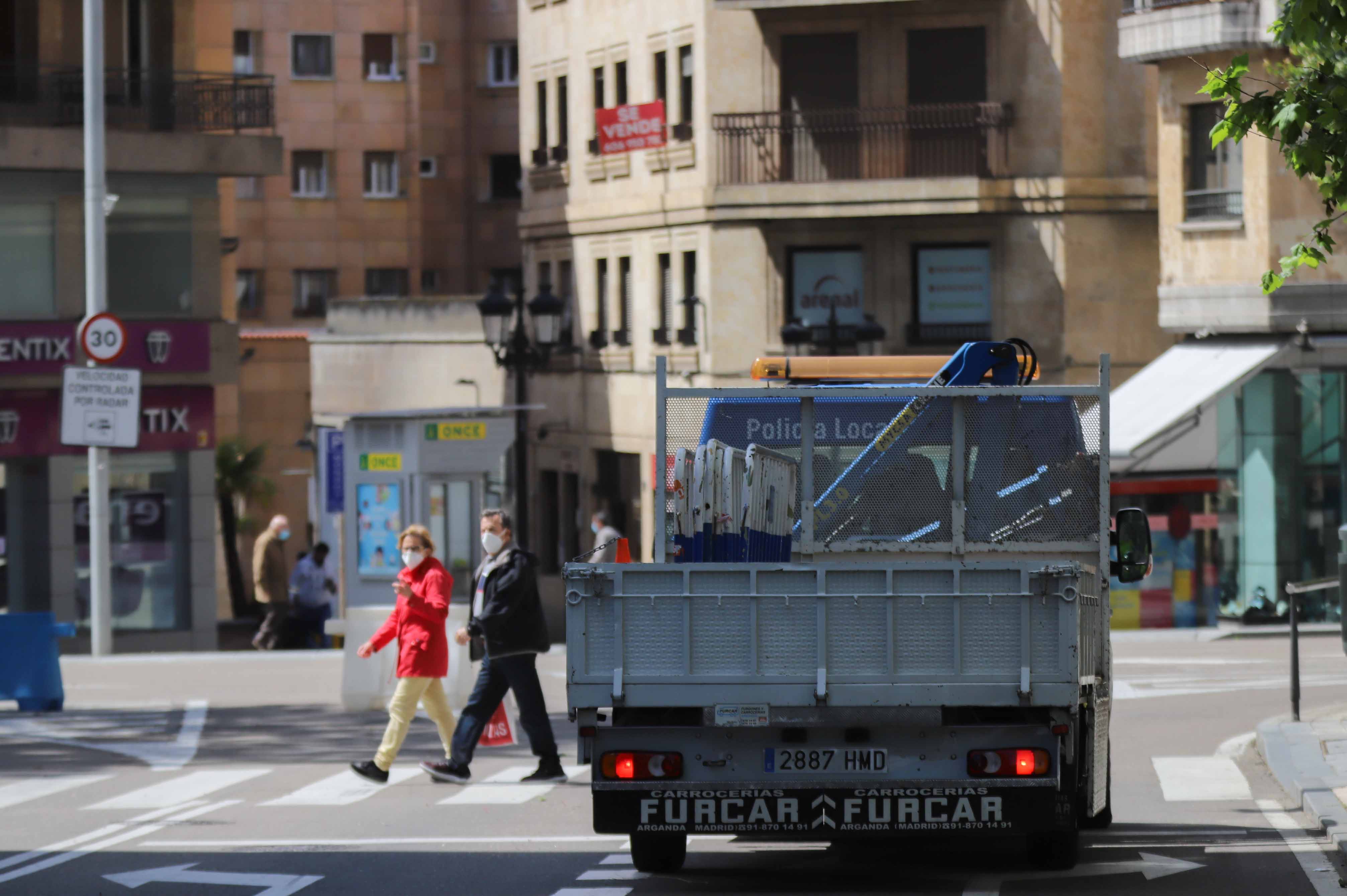 Peatones caminan por las calles de Salamanca. 