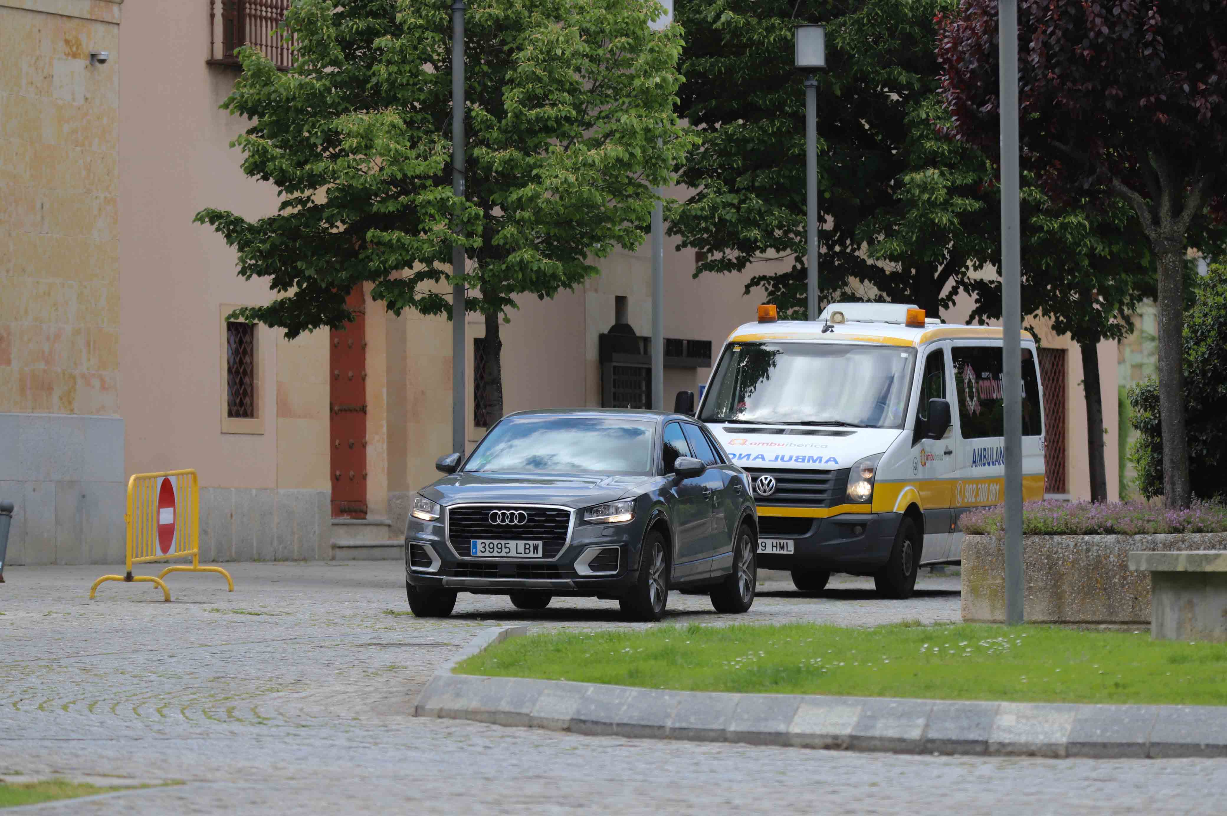 Peatones caminan por las calles de Salamanca. 