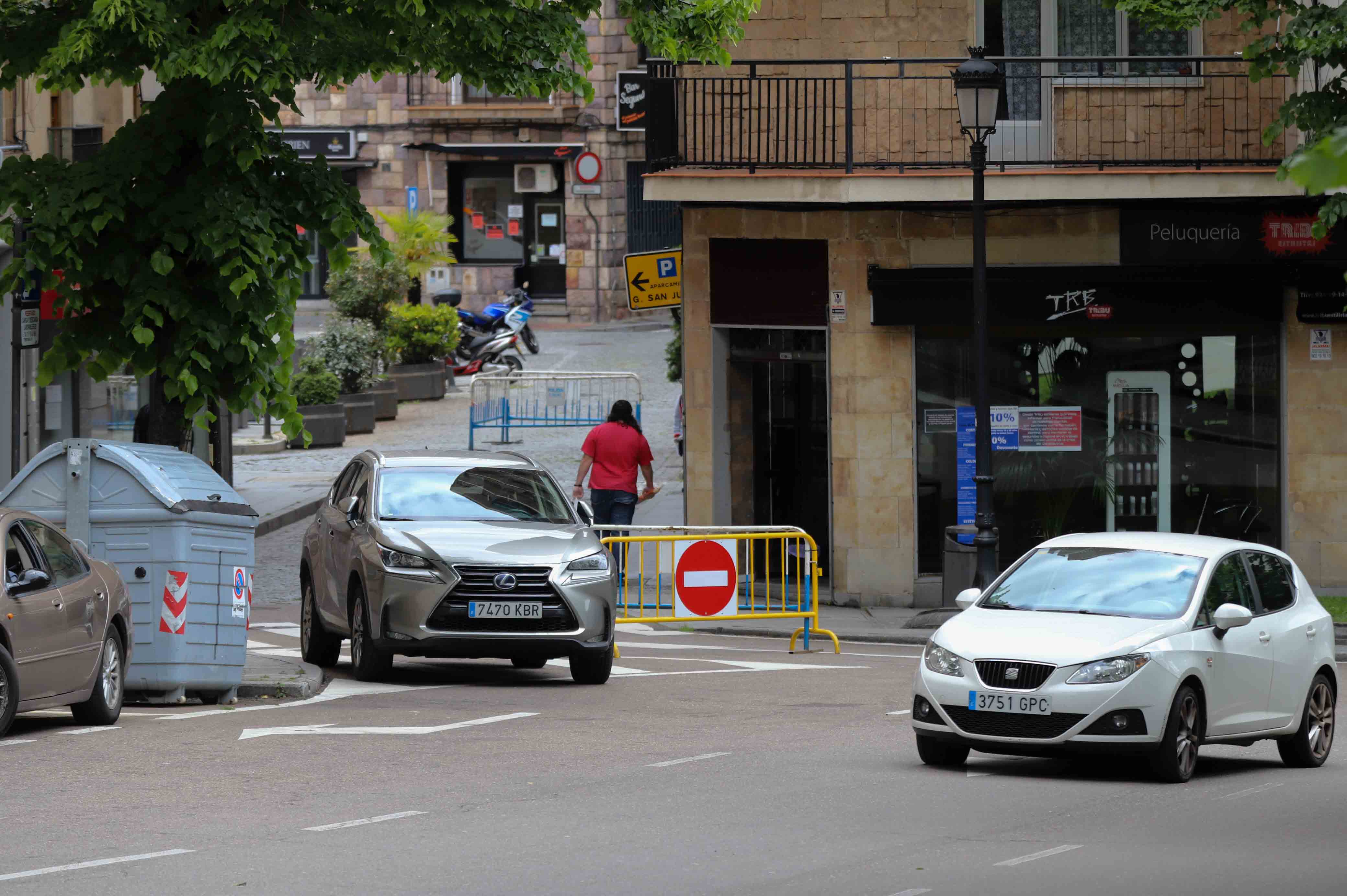 Peatones caminan por las calles de Salamanca. 