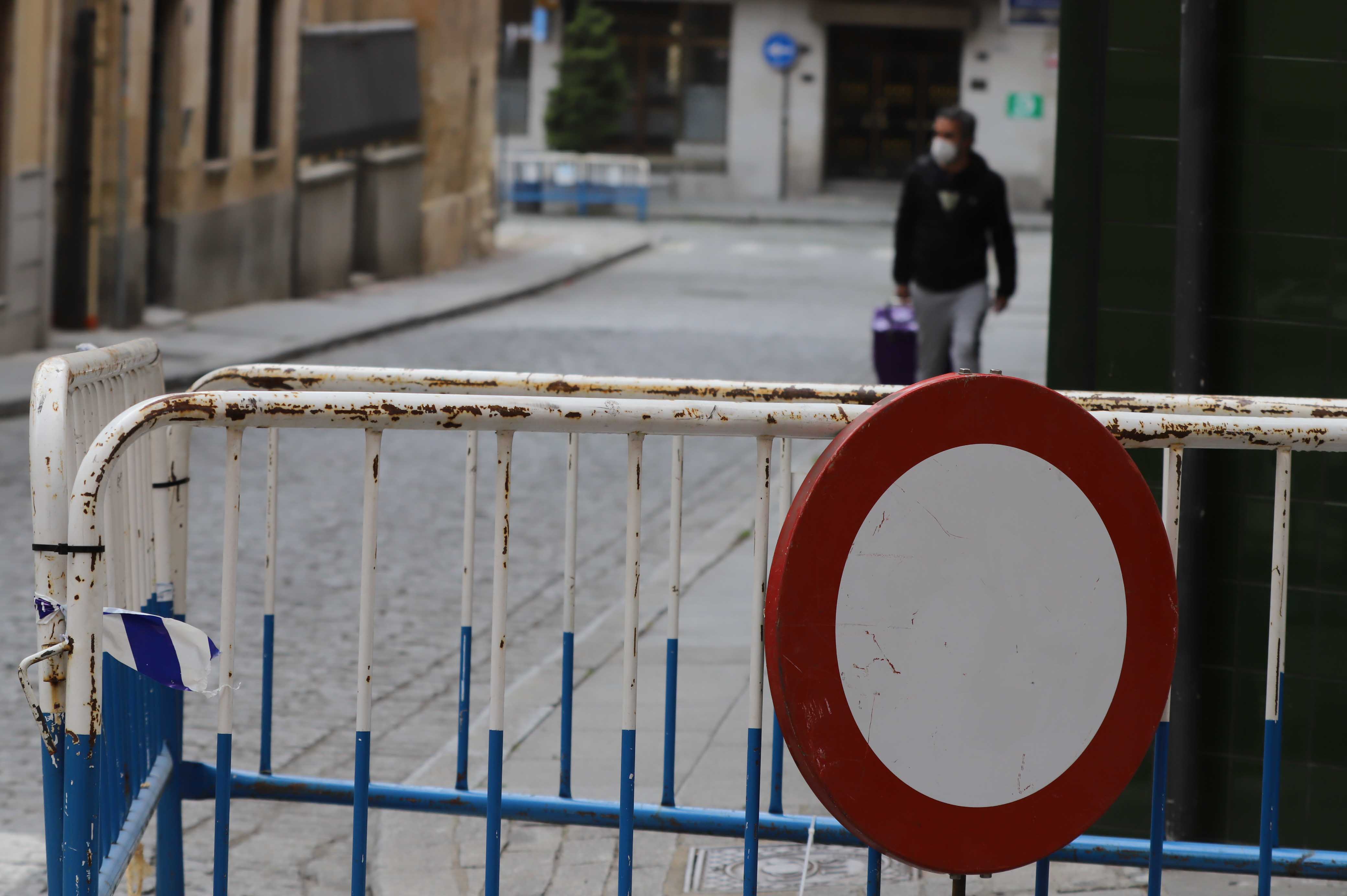 Peatones caminan por las calles de Salamanca. 
