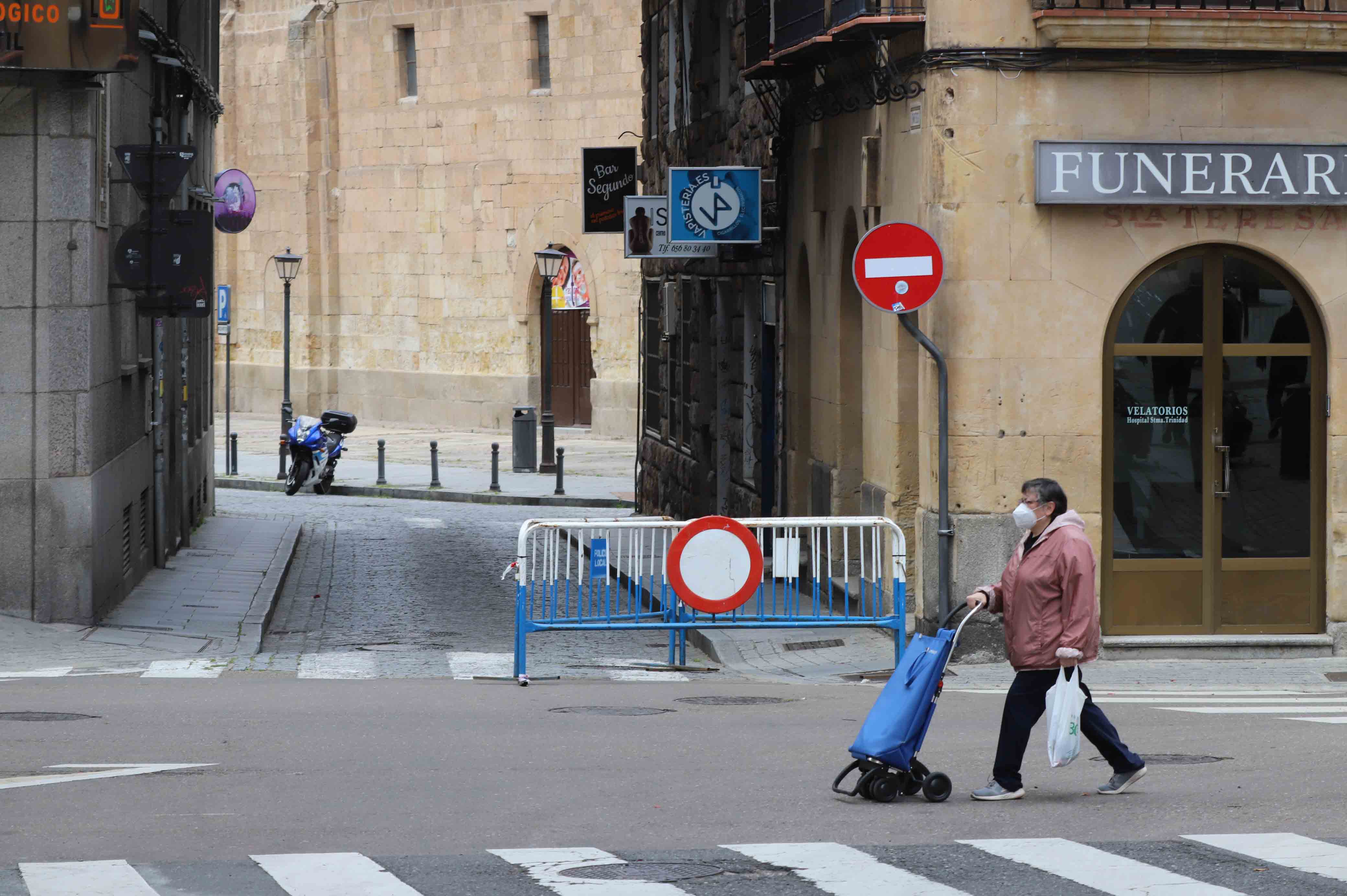Peatones caminan por las calles de Salamanca. 