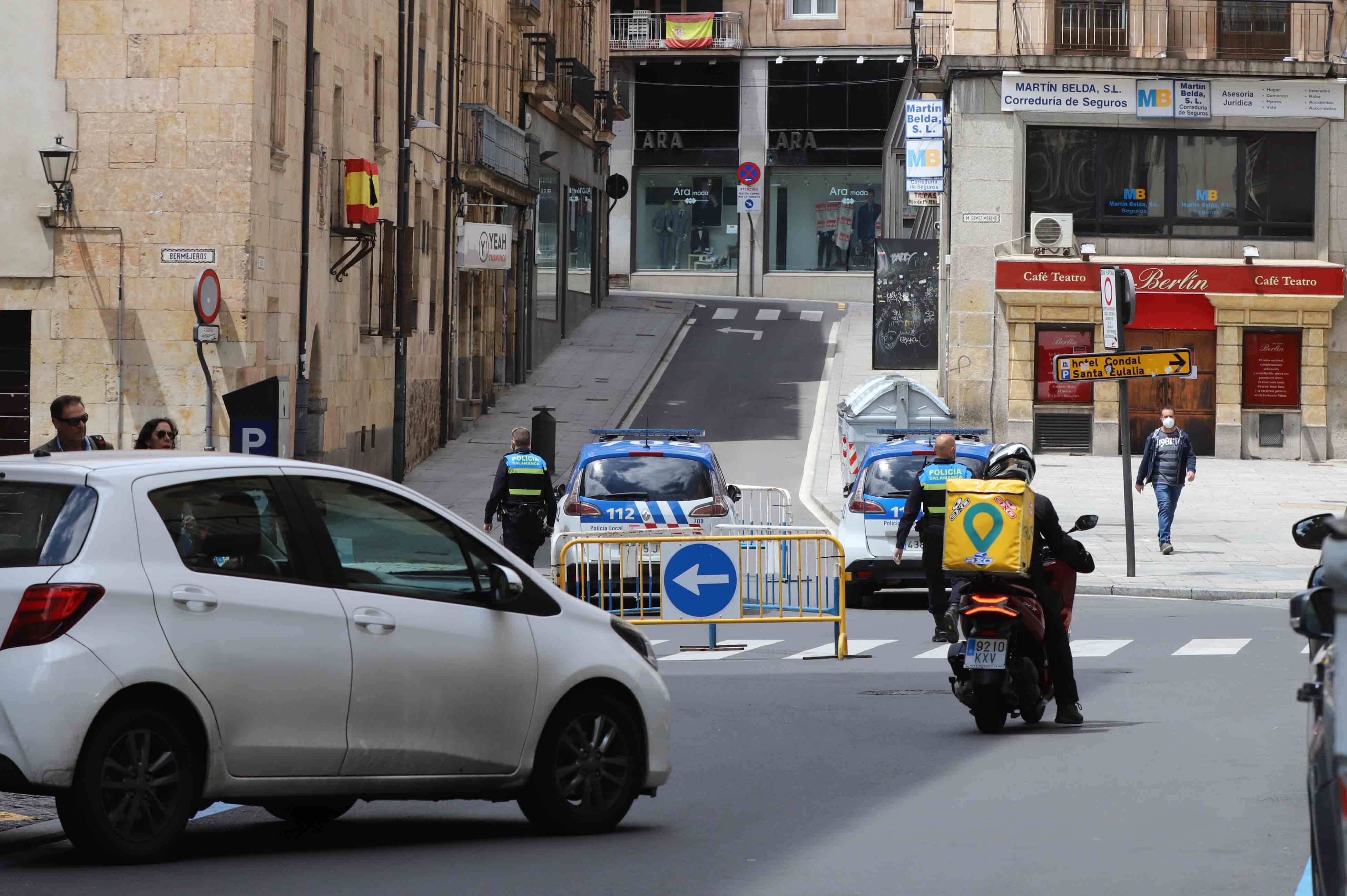 Peatones caminan por las calles de Salamanca. 