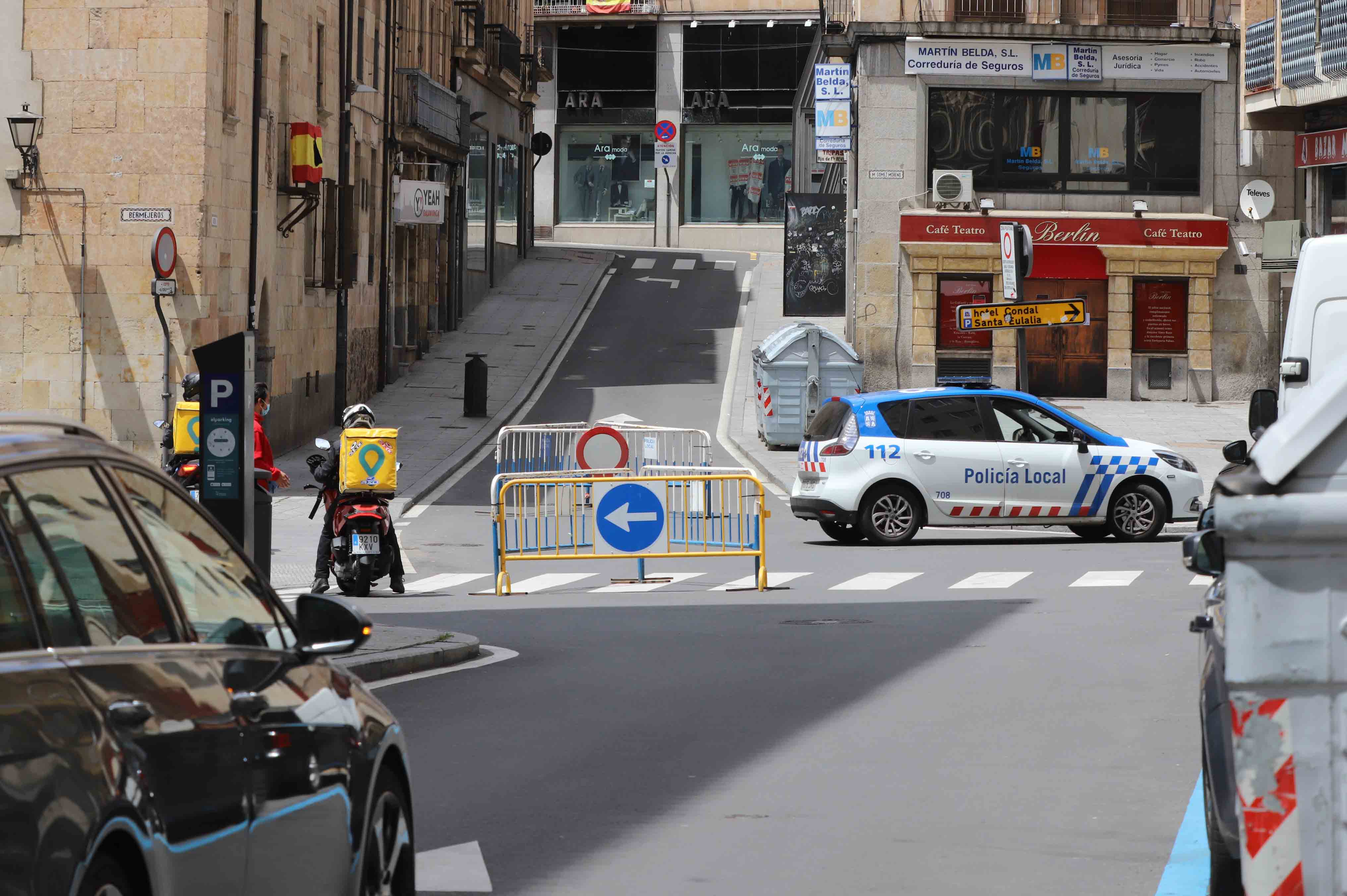 Peatones caminan por las calles de Salamanca. 