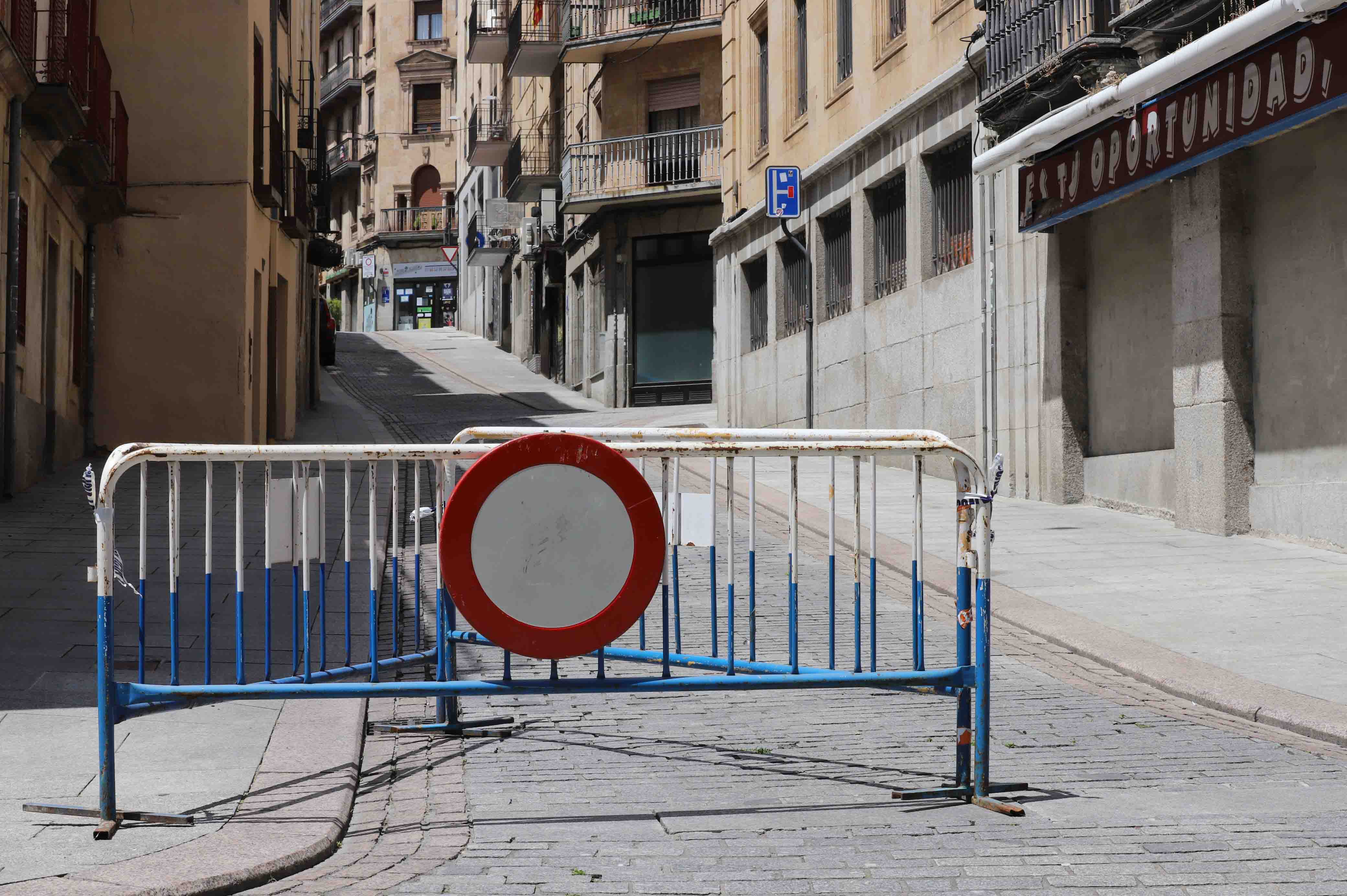 Peatones caminan por las calles de Salamanca. 