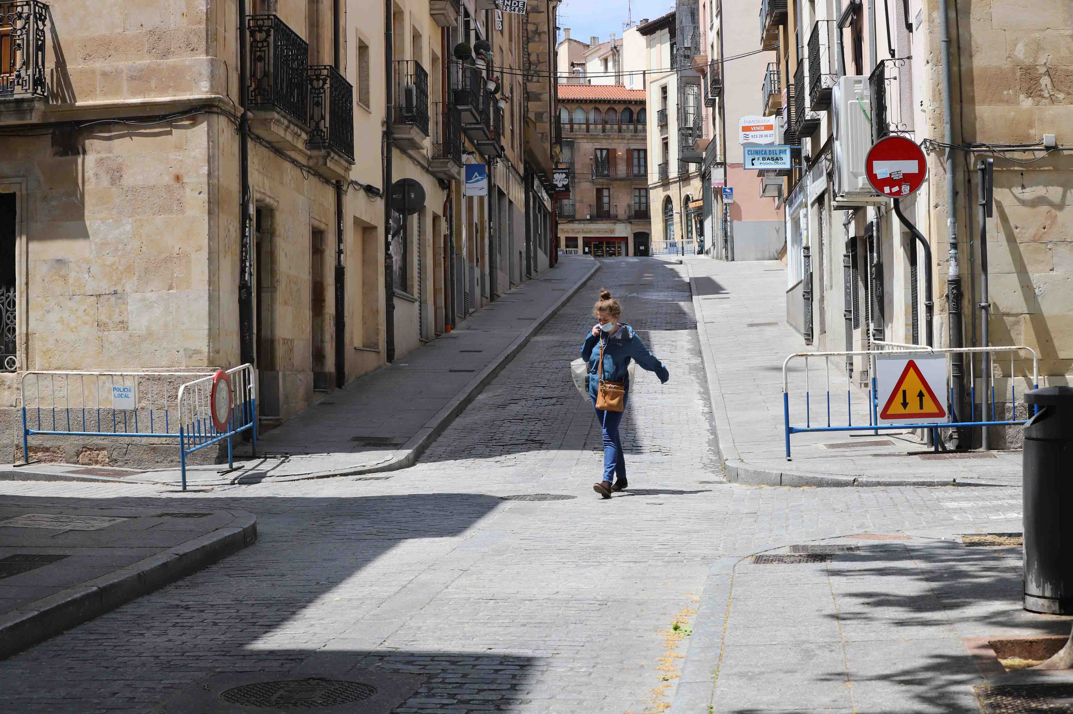 Peatones caminan por las calles de Salamanca. 