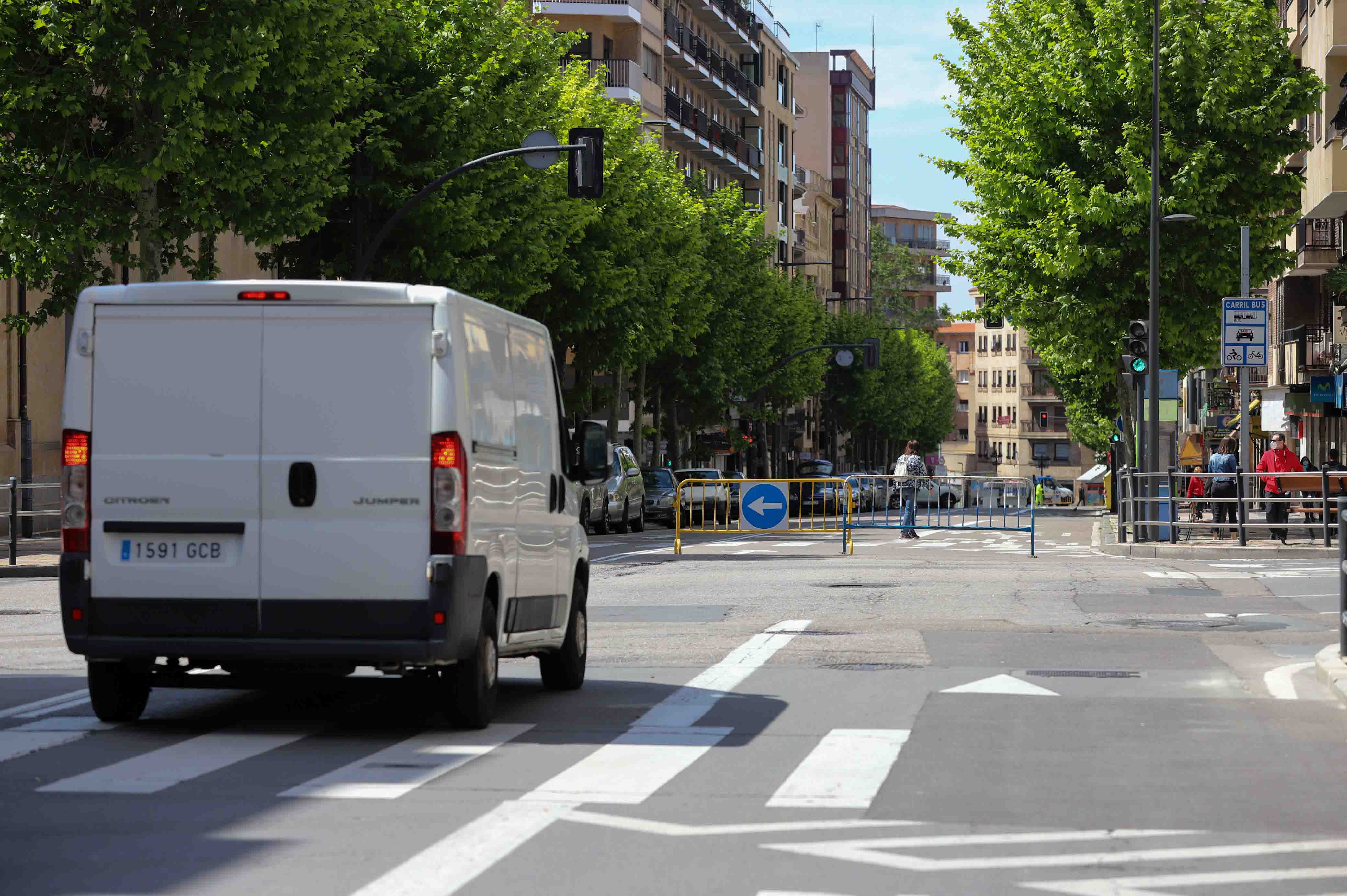 Peatones caminan por las calles de Salamanca. 