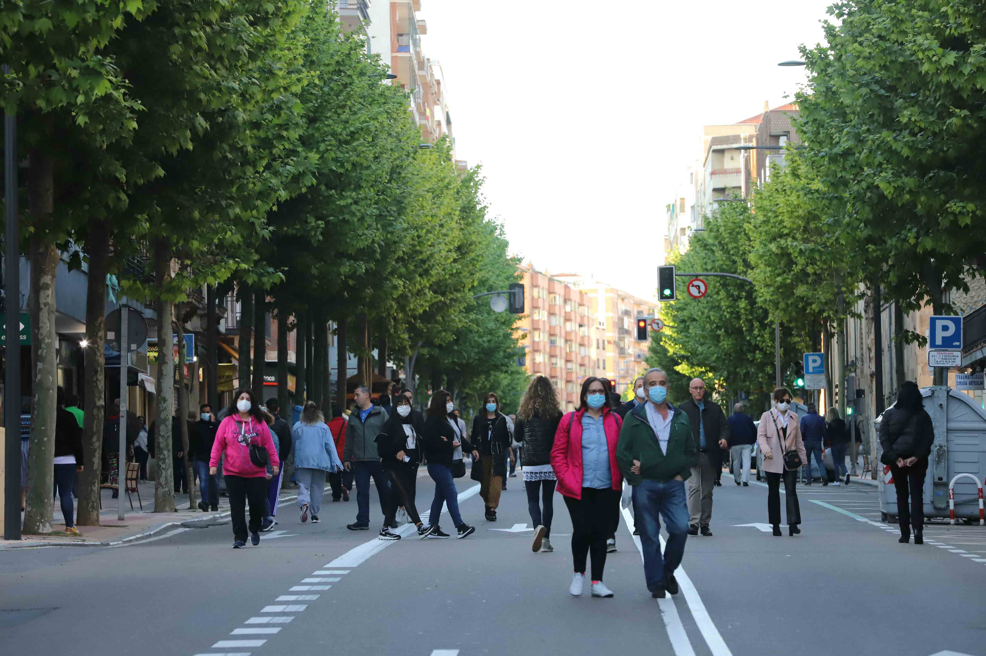 Peatones caminan por las calles de Salamanca. 