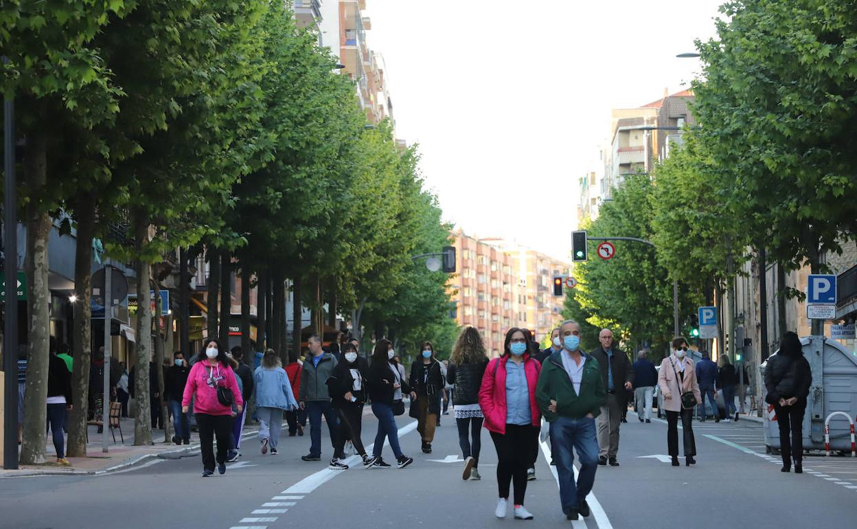 Decenas de personas caminan por la calle María Auxiliadora de Salamanca, desde ayer peatonal.