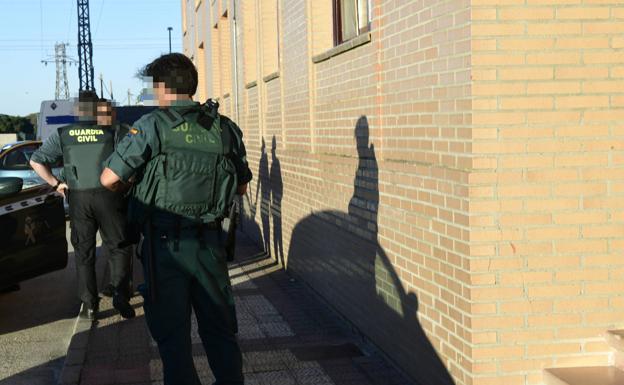 Agentes de la Guardia Civil en el lugar de los hechos. 