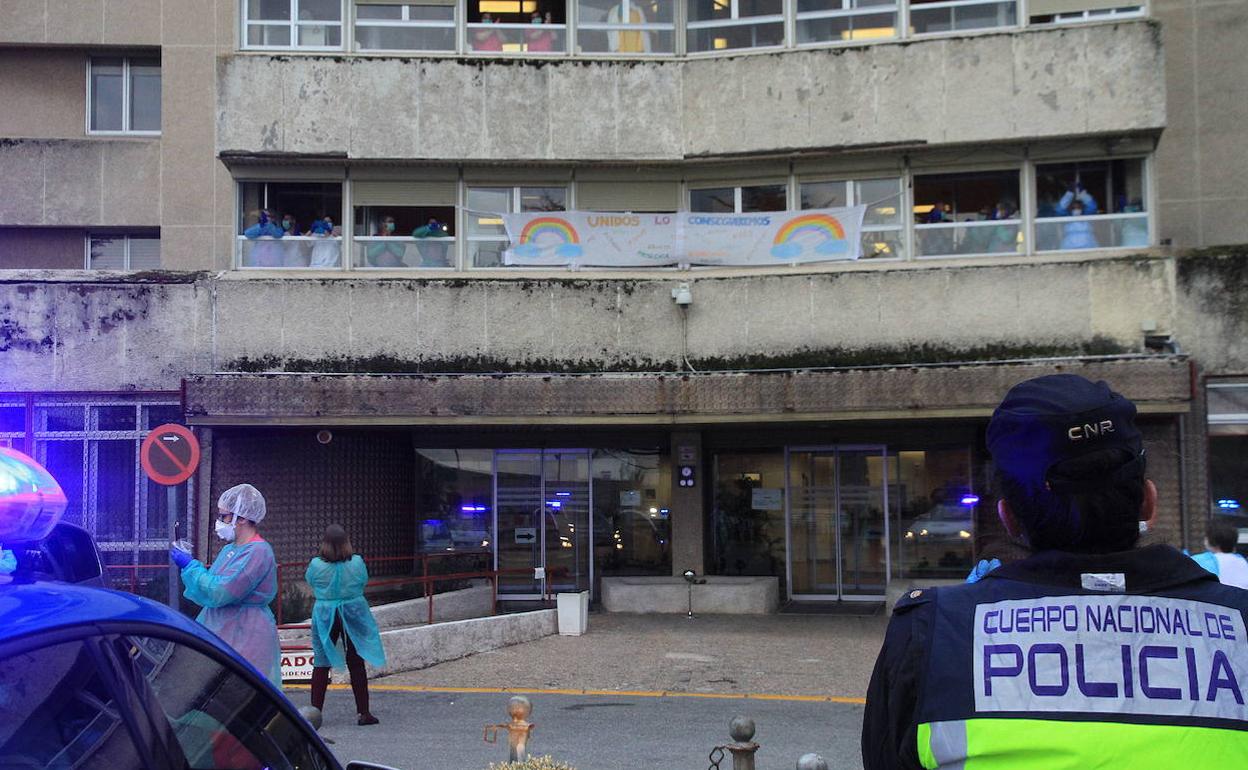 Residentes, personal y policías se dan ánimos a las puertas de la Residencia Asistida de Segovia. 