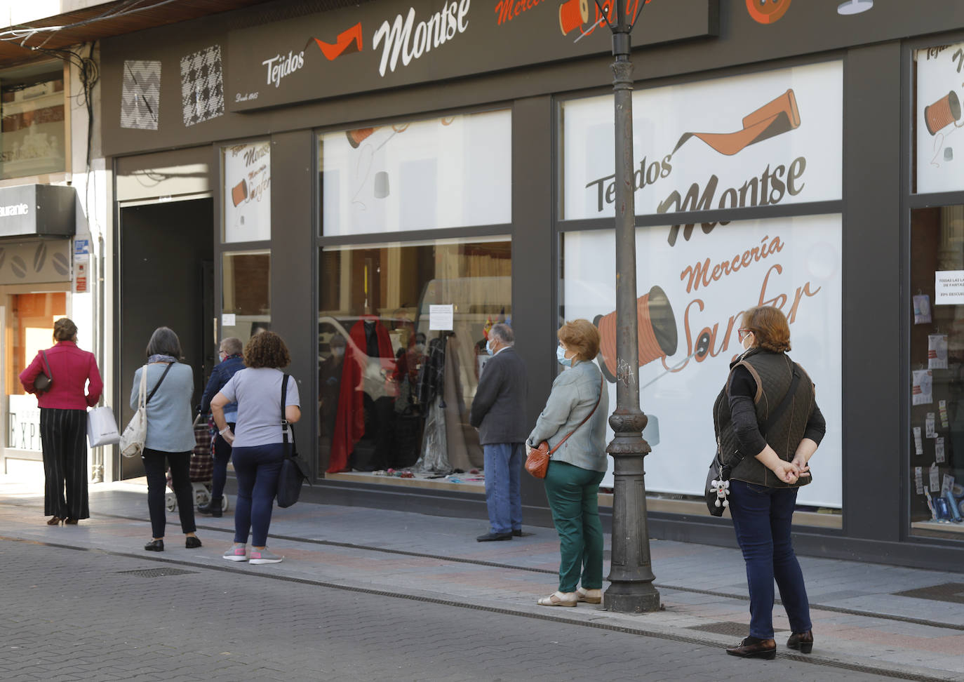 Fotos: El comercio de Palencia se anima al abrir sin cita previa