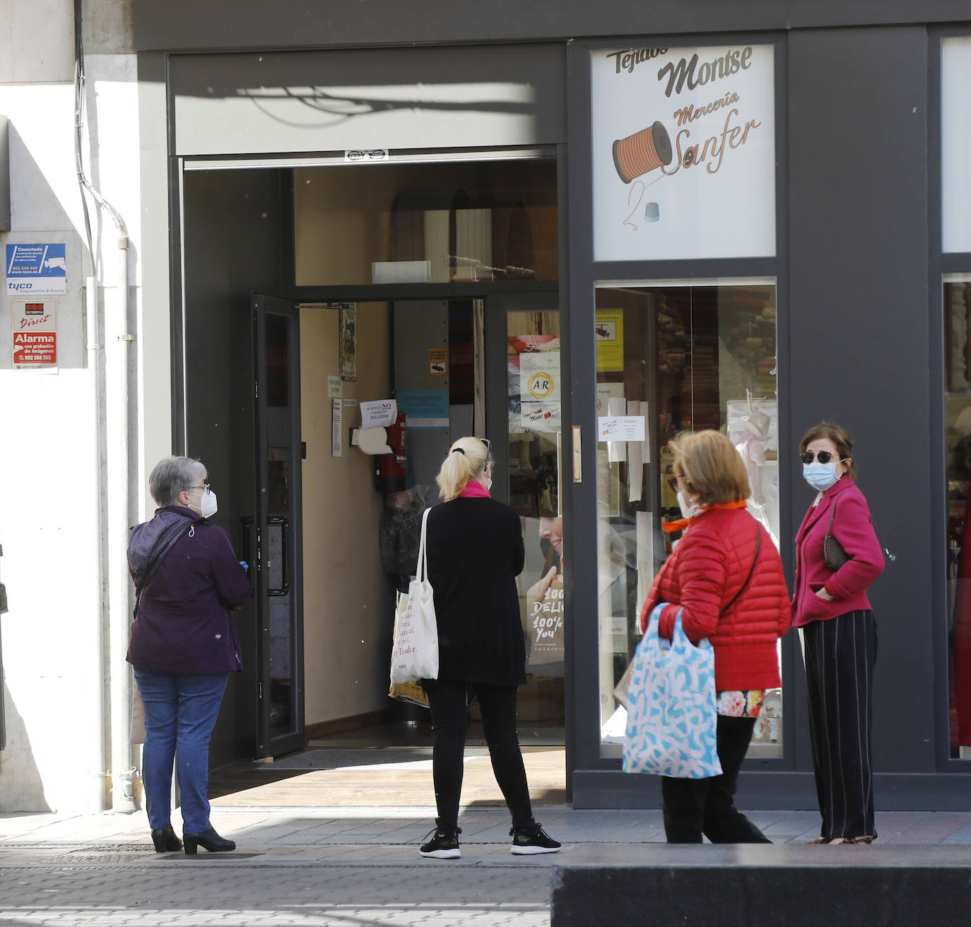 Fotos: El comercio de Palencia se anima al abrir sin cita previa