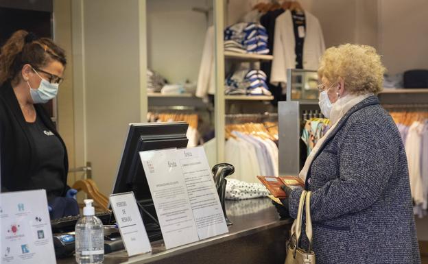 Una mujer compra en un establecimiento de Valladolid. 