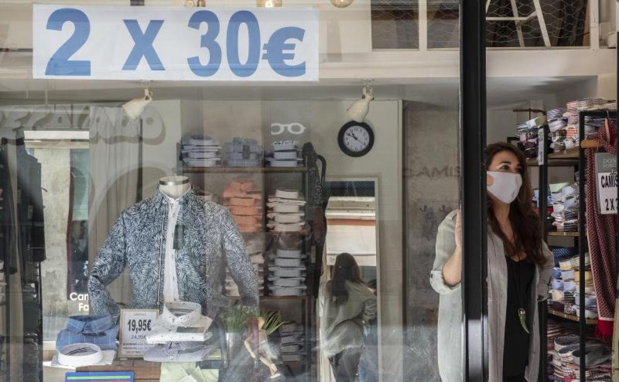 Un comercio abierto al público en la jornada del lunes.