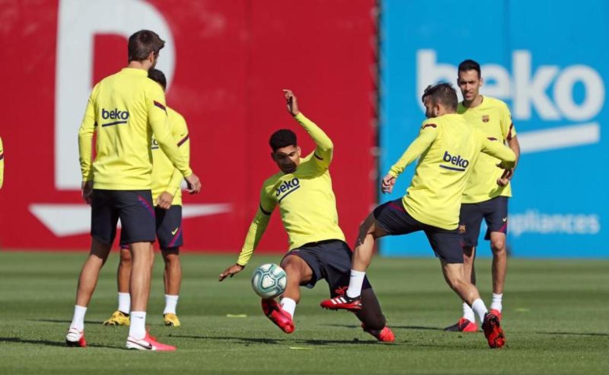 Los jugadores del Barça entrenan en la Ciudad Deportiva Joan Gamper. 