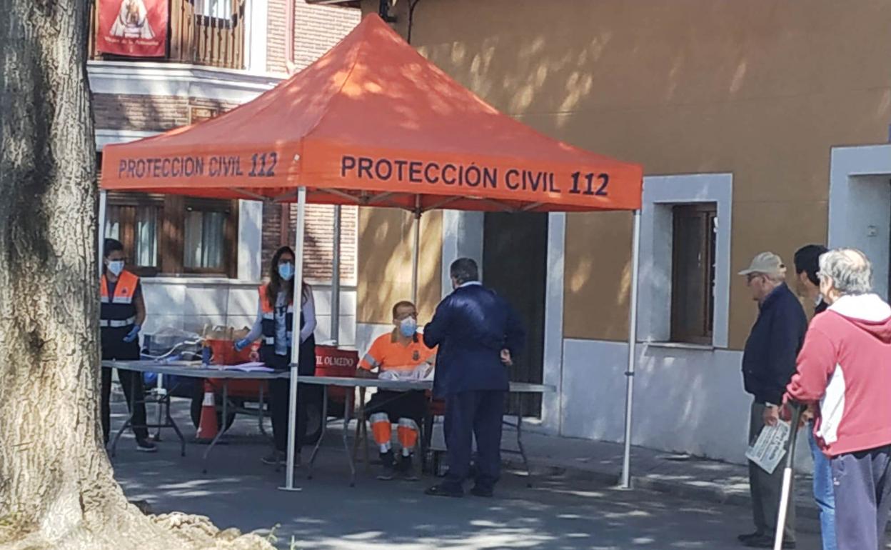 Primer punto de reparto de mascarillas y gel hidroalcohólico a los vecinos de Olmedo.