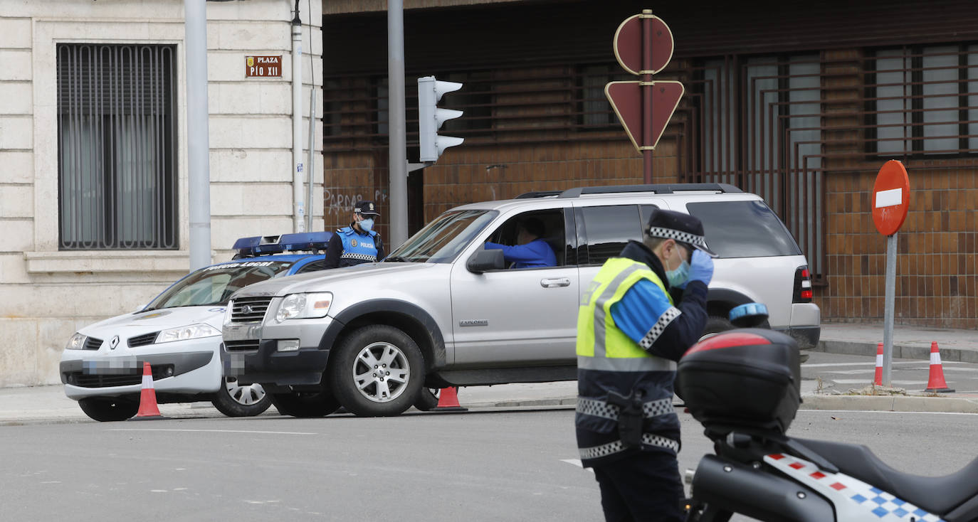 Control de la Policía Local, en la plaza Pío XII. 