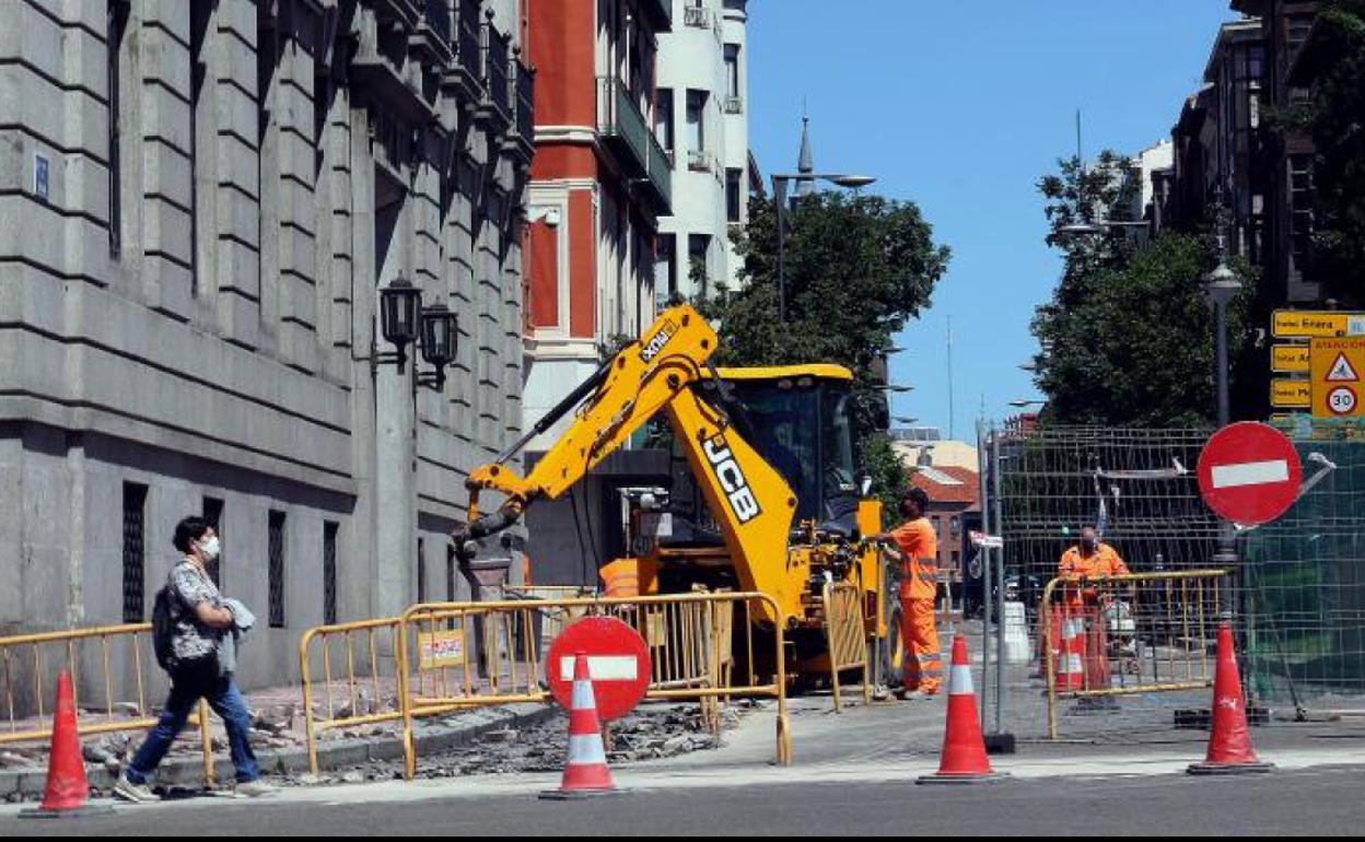 Obras de ampliación de la acera del lado del Banco de España en la entrada a Duque de la Victoria.