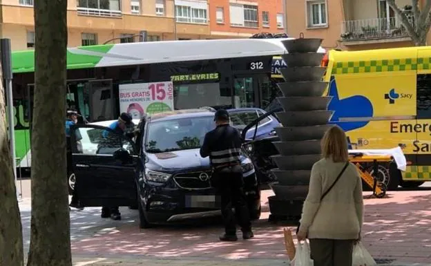 Cinco mujeres heridas en un choque entre un autobús de Auvasa y un turismo en Valladolid
