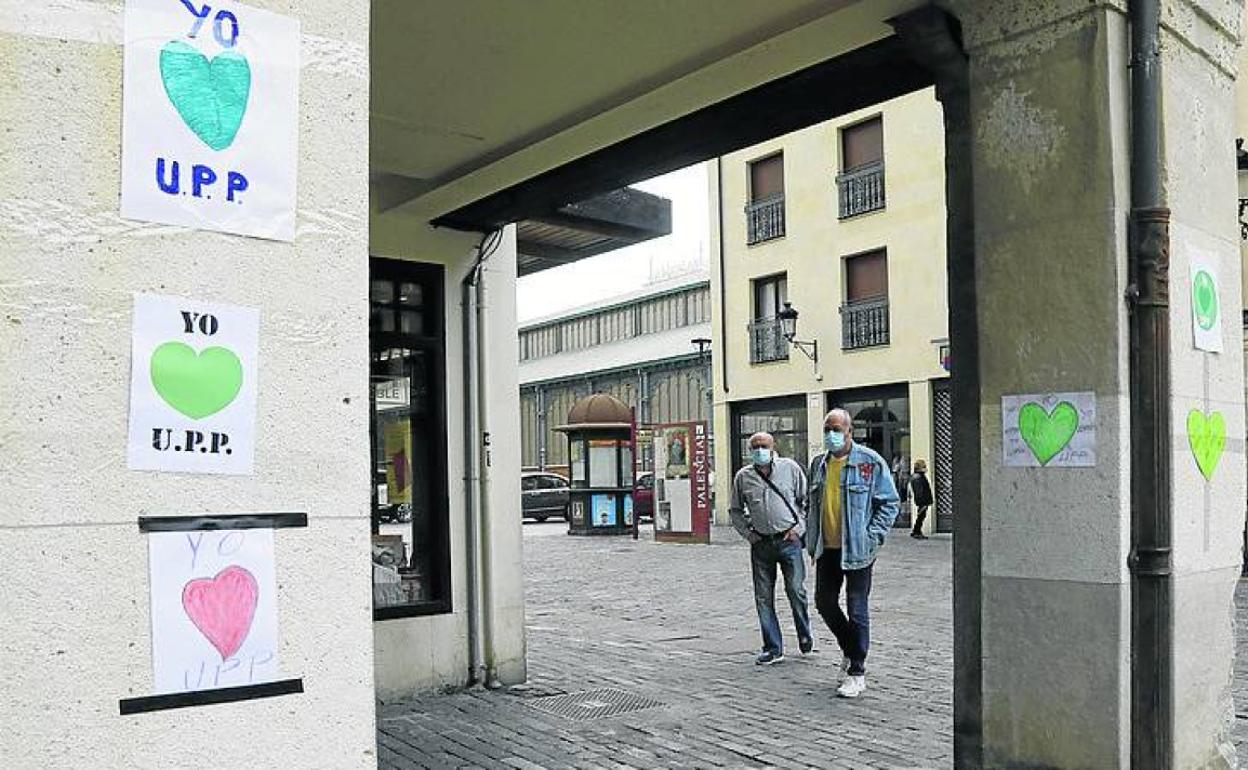 Carteles de protesta por la reducción de la ayuda a la UPP.