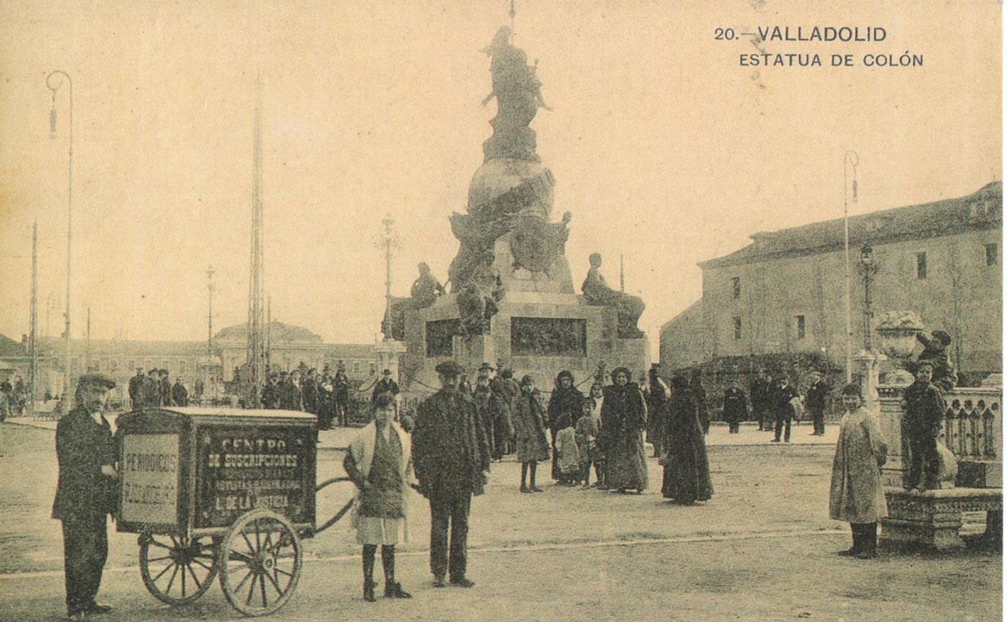 Postal de principios del siglo XX que muestra la estatua a Colón.