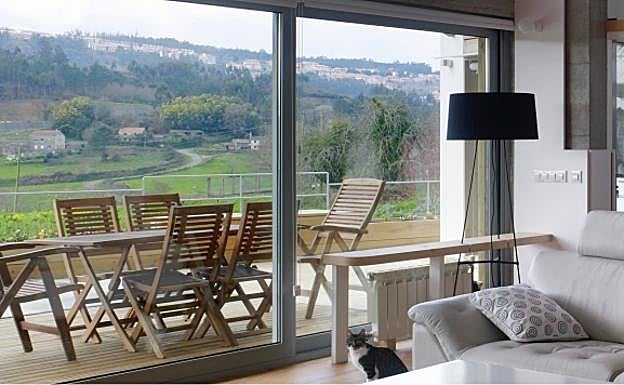 Komforvent PVC S. L. L. fabrica, monta y distribuye sistemas de carpintería y ventanas de alta eficiencia. 