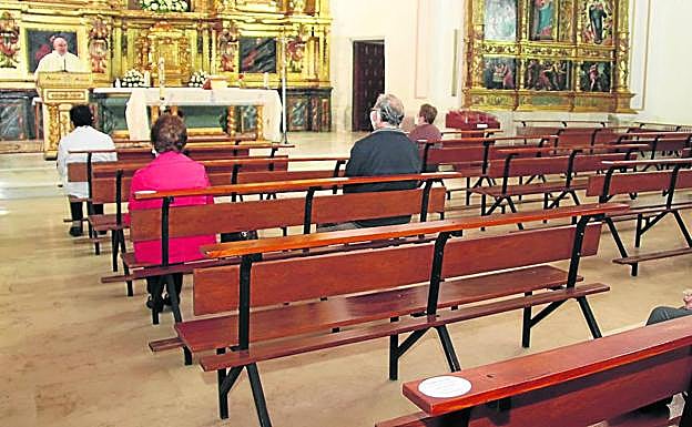 Los fieles vuelven a las iglesias, pero con mascarilla