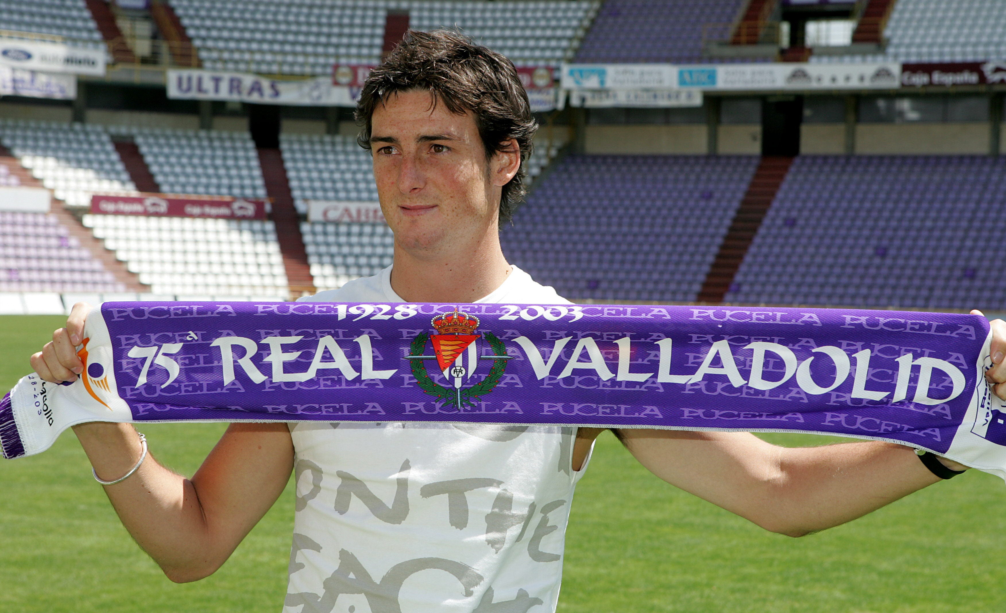 09/07/04 Presentación del nuevo jugador del Real Valladolid, Aritz Aduriz. Formado en la cantera del Athletic de Bilbao y procedente del Burgos y Lezama.