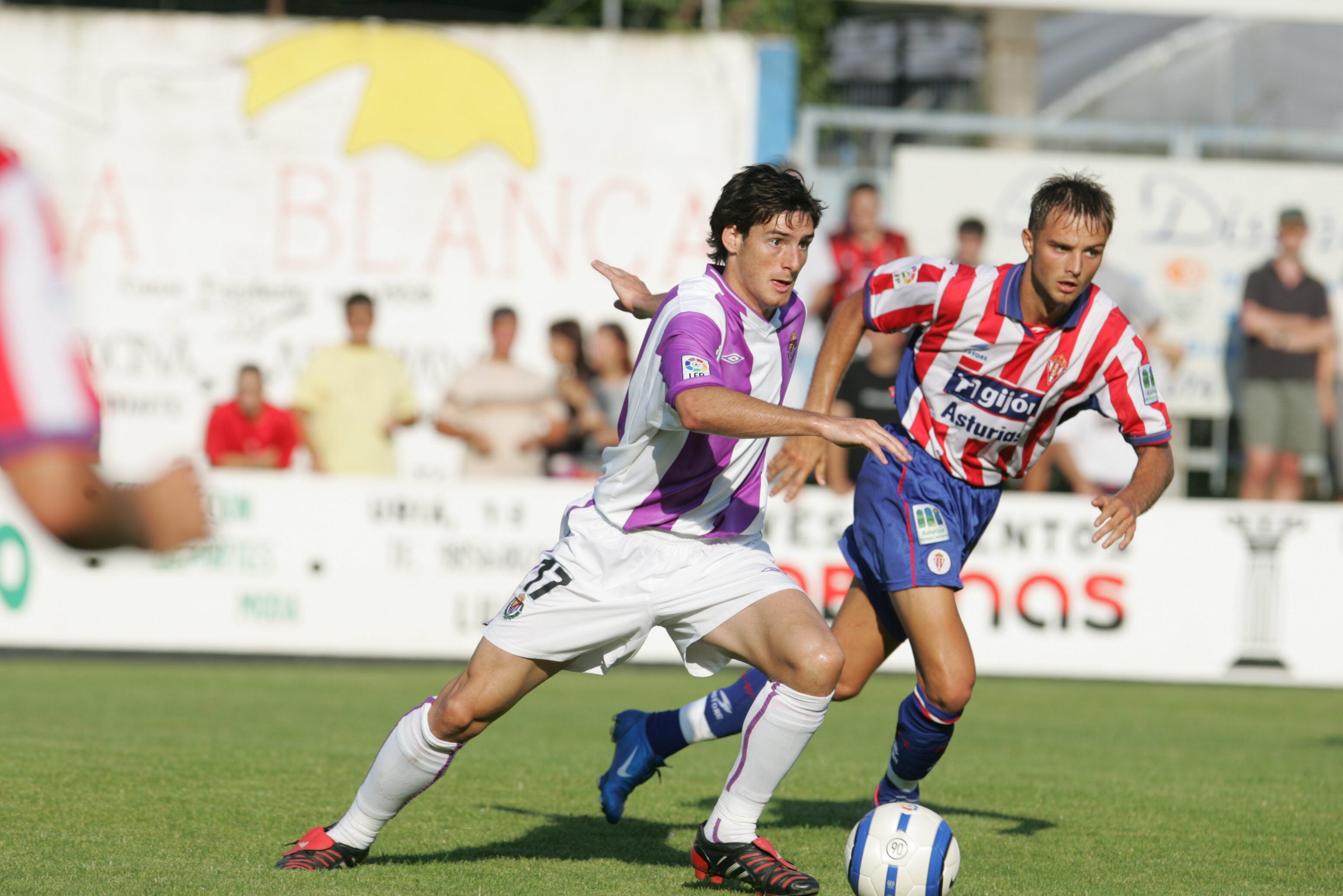 14/08/04 El jugador se dispone a chutar a portería en un momento del partido contra el Sporting de Gijón en Luarca (Asturias).