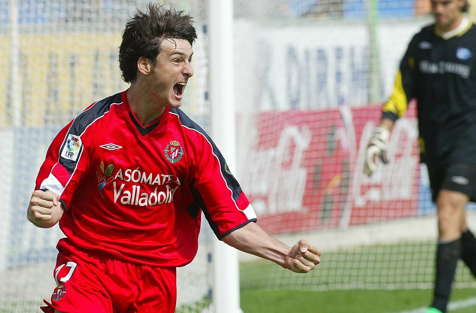 21/01/05 Aduriz celebra el segundo gol del Real Valladolid ante el Alavés.