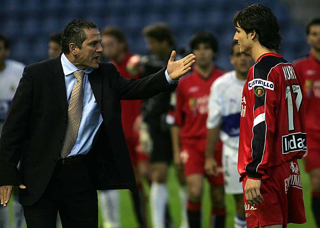 06/02/05 El entrenador del Tenerife José Antonio Barrios recrimina una acción al jugador del Real Valladolid Aduriz.