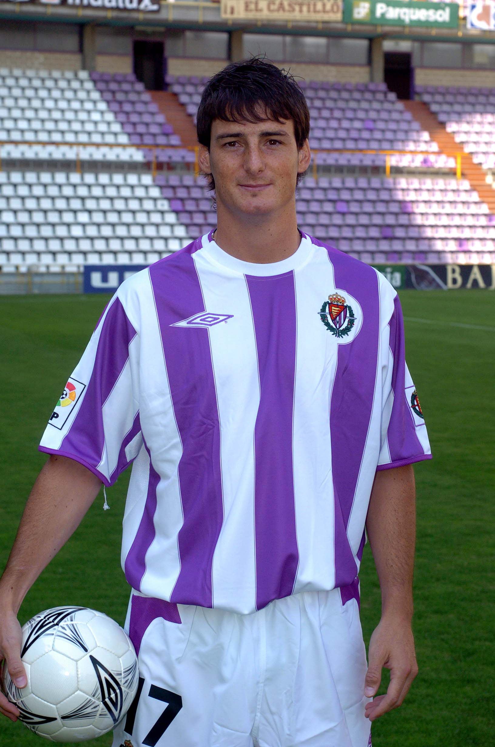 17/08/05 El jugador presenta la primera equipación del Real Valladolid para la temporada 2005-2006.