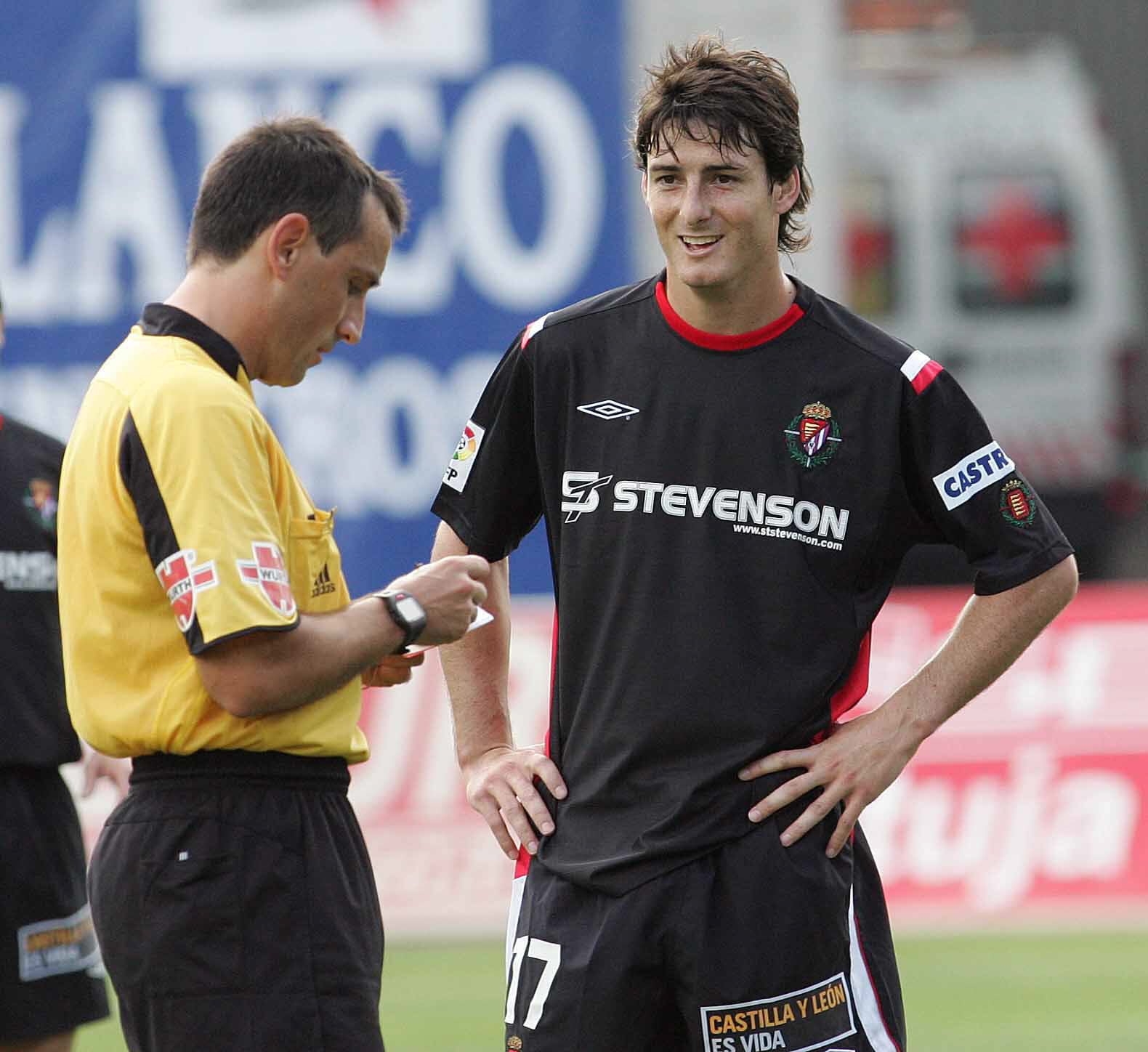 30/10/05 Aduriz se dirige al colegiado Teixeira Vitienes en el partido entre el Xerez y el Real Valladolid en el Nuevo Chapín.