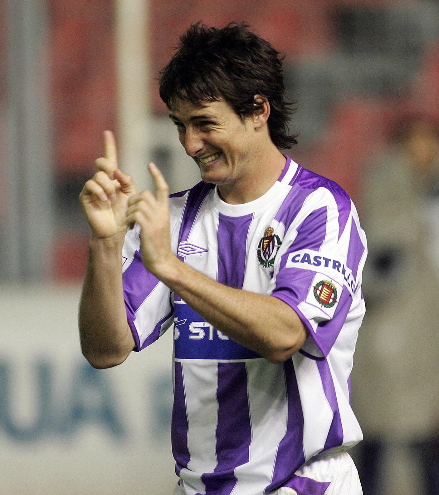 13/11/05 El jugador del Real Valladolid Aduriz celebra la consecución del segundo gol ante el Ciudad de Murcia.